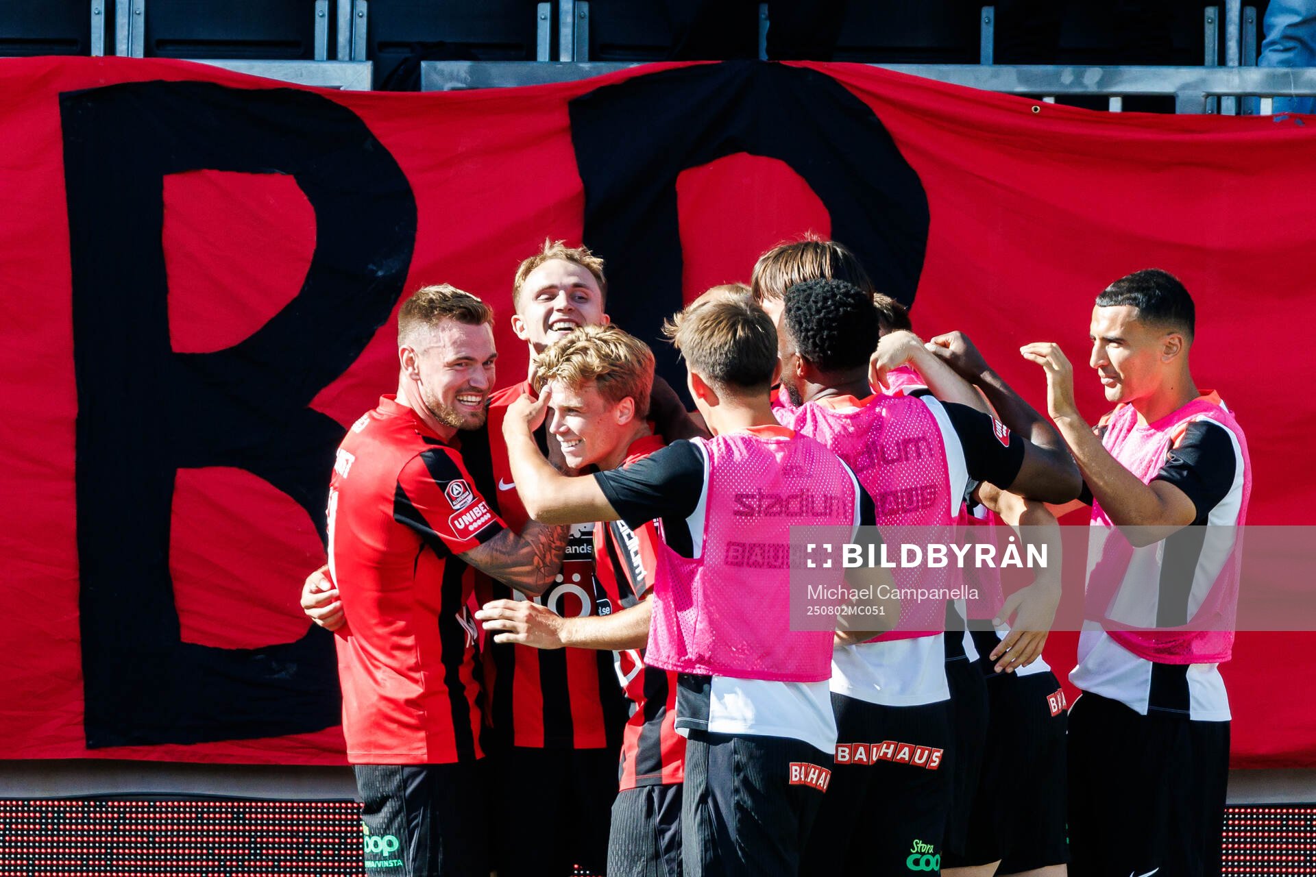 Brommapojkarnas Victor Lind jublar med lagkamrater