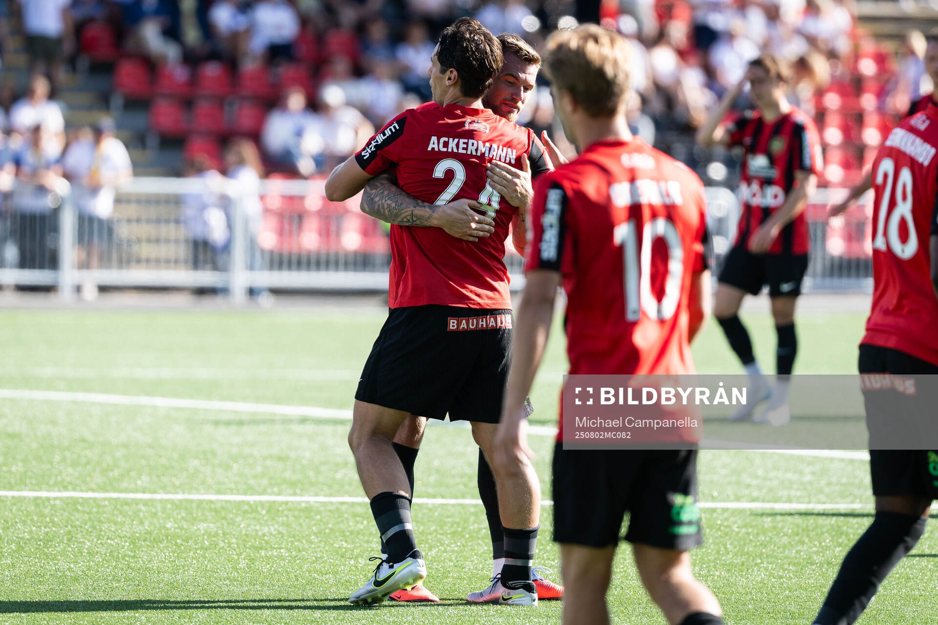 Brommapojkarnas Kevin Ackermann och Rasmus Örqvist  jublar