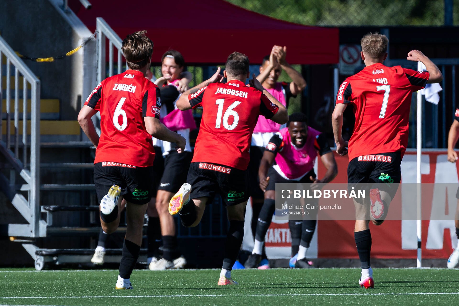 Brommapojkarnas Adam Skanning Jakobsen jublar