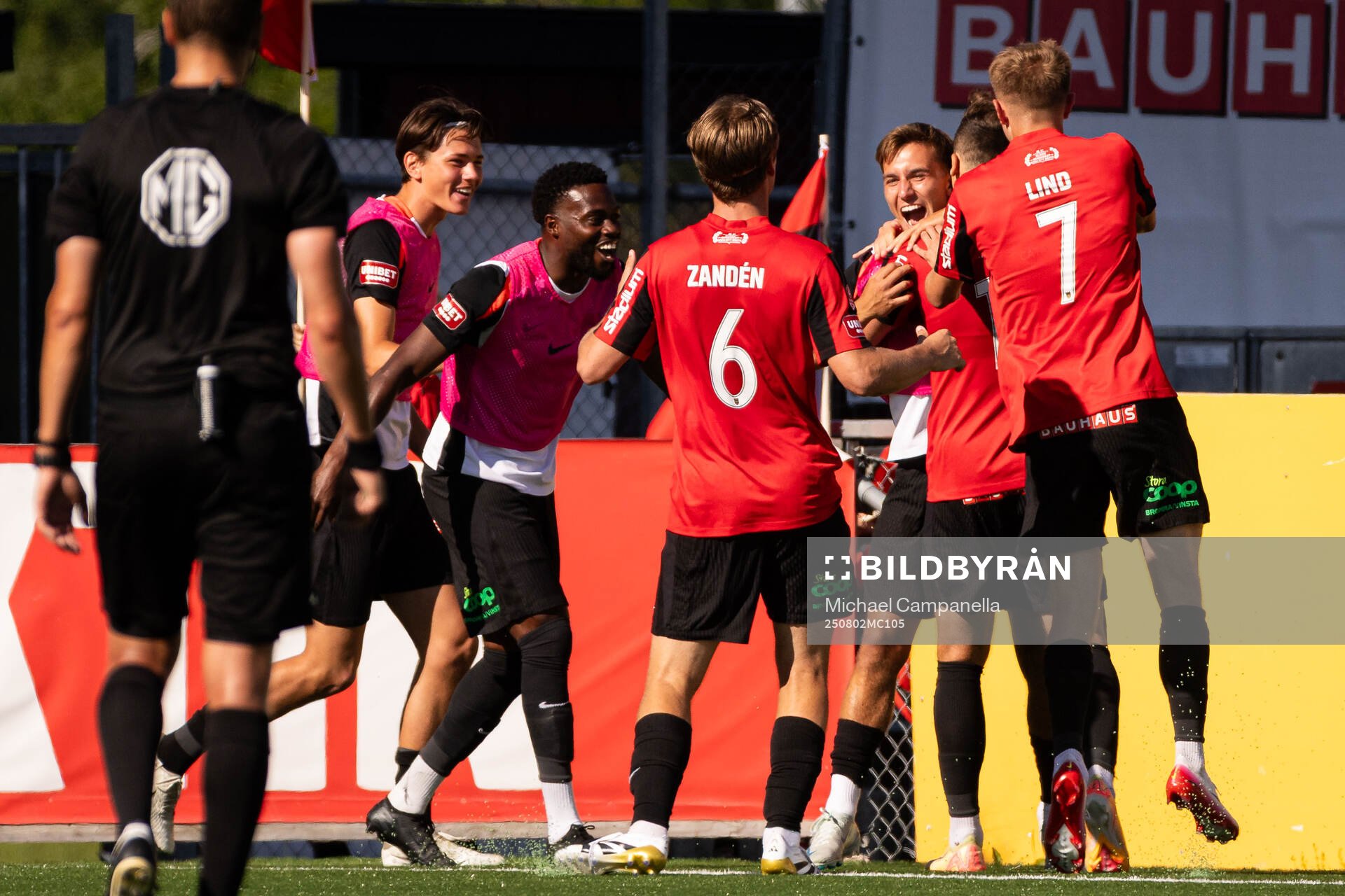 Brommapojkarnas Adam Skanning Jakobsen jublar med