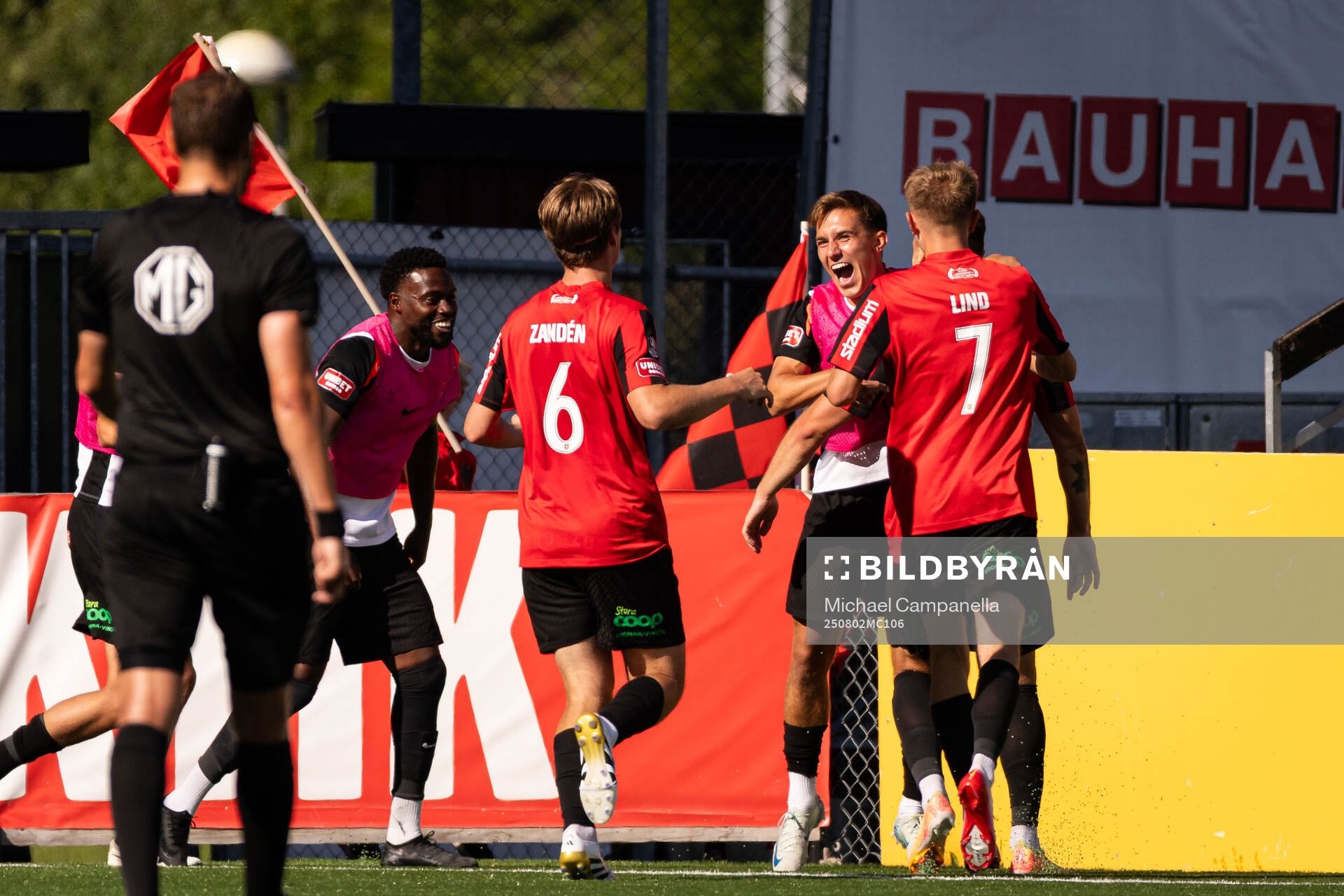 Brommapojkarnas Adam Skanning Jakobsen jublar med