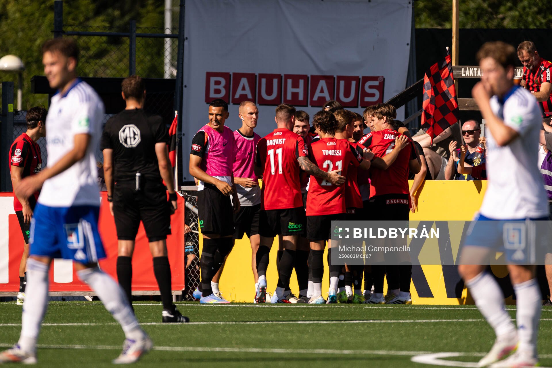 Brommapojkarnas Adam Skanning Jakobsen jublar med