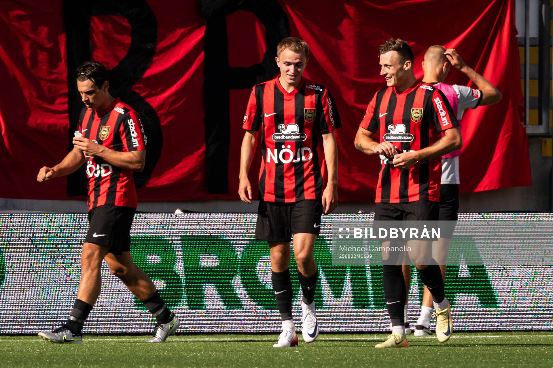 Brommapojkarnas Adam Skanning Jakobsen jublar med Victor