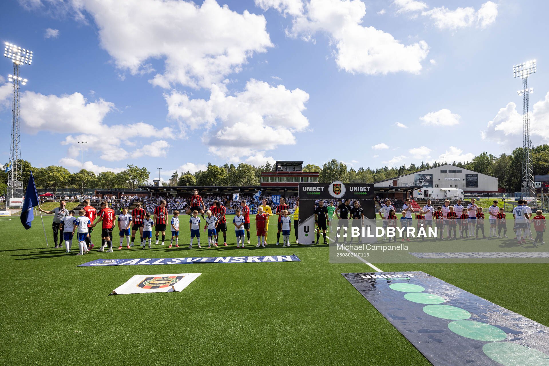 Brommapojkarnas och IFK Norrköpings spelare i en lineup