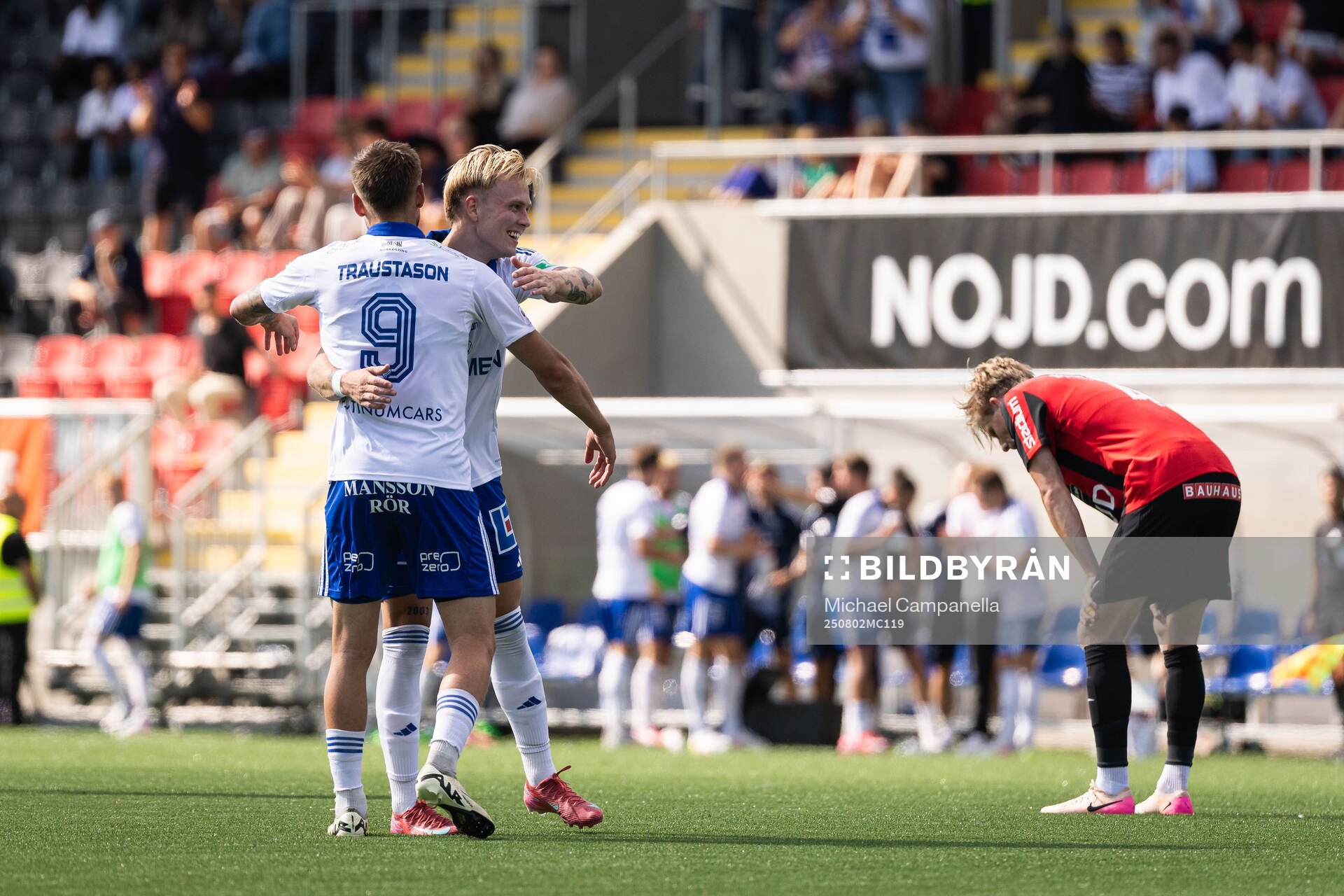 IFK Norrköpings Isak Andri Sigurgeirsson jublar med Arnor