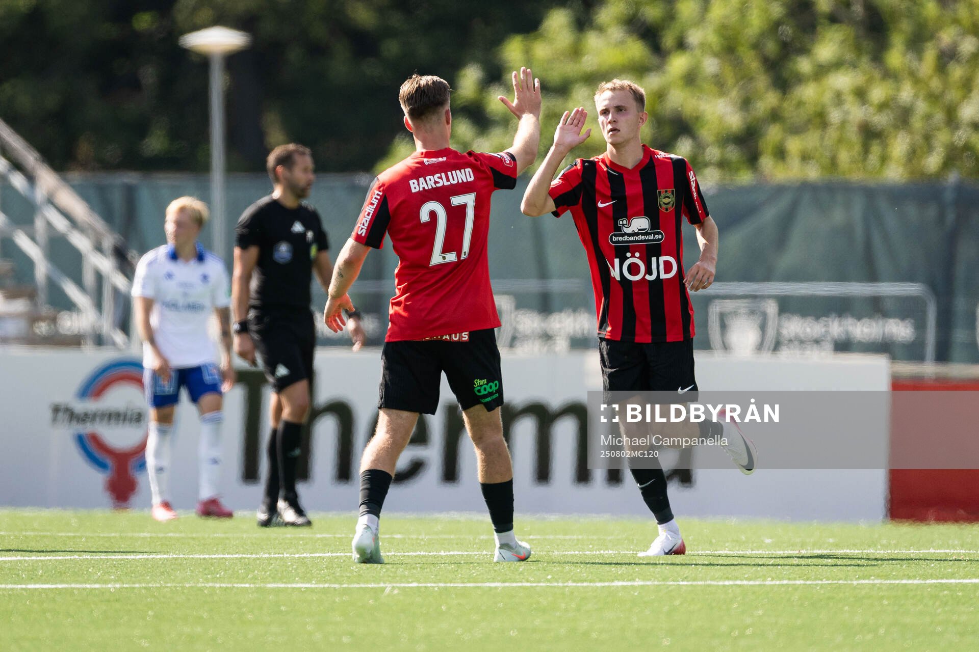 Brommapojkarnas Victor Lind jublar med Kaare Brøckner