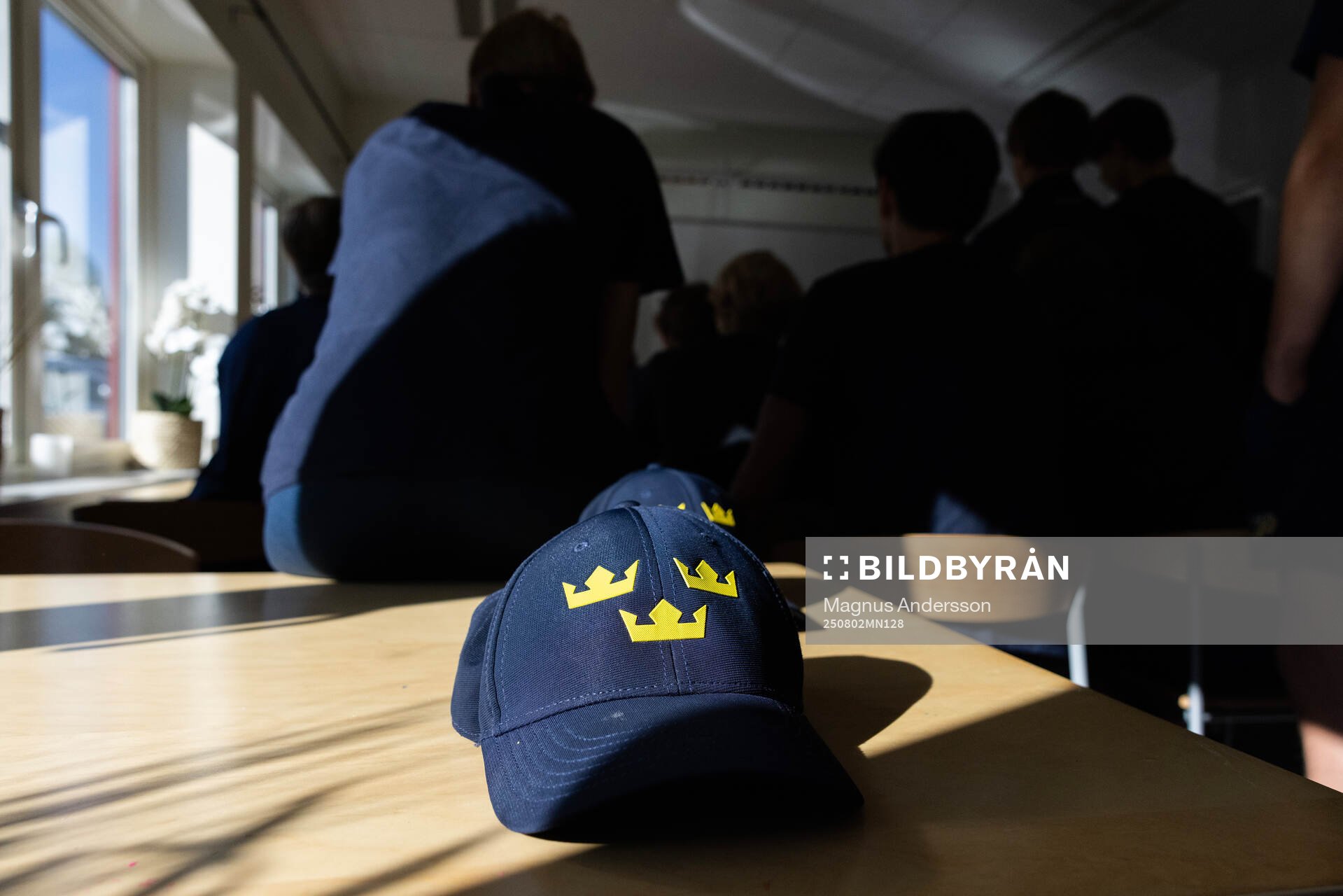 En keps med tre kronor på