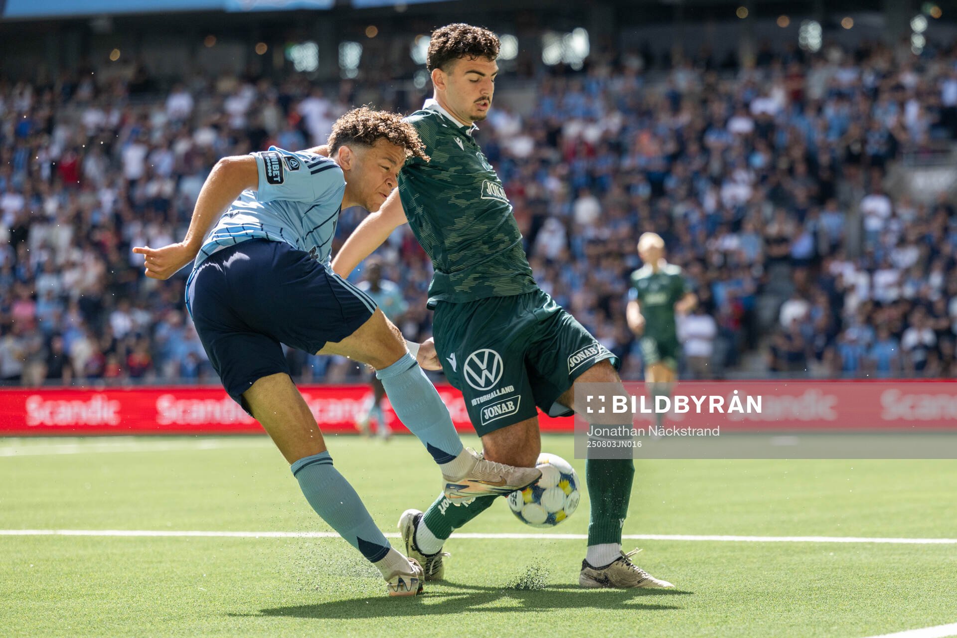 Djurgårdens Mikael Anderson och Halmstads Bleon Kurtulus