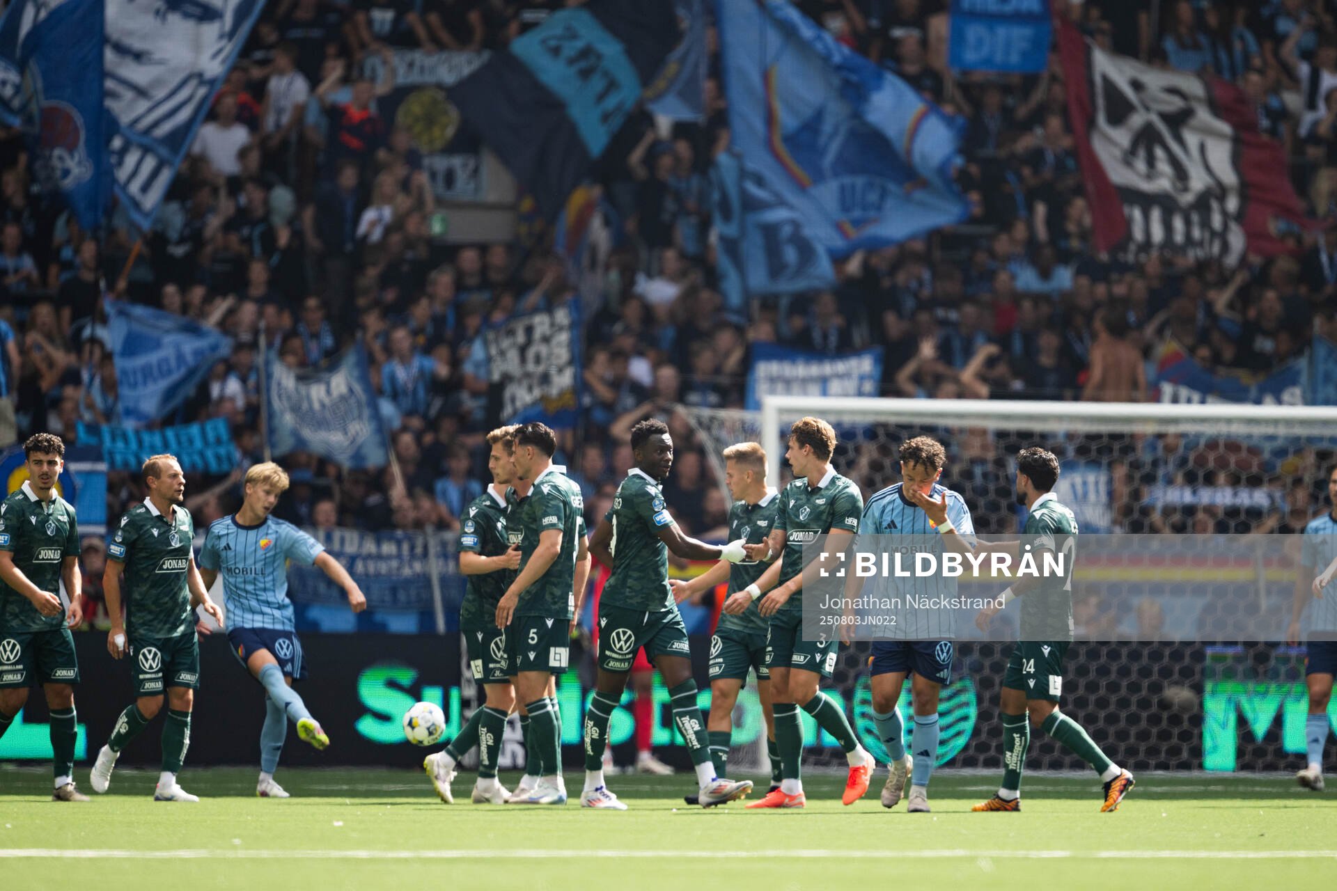 Spelare ur Halmstad jublar