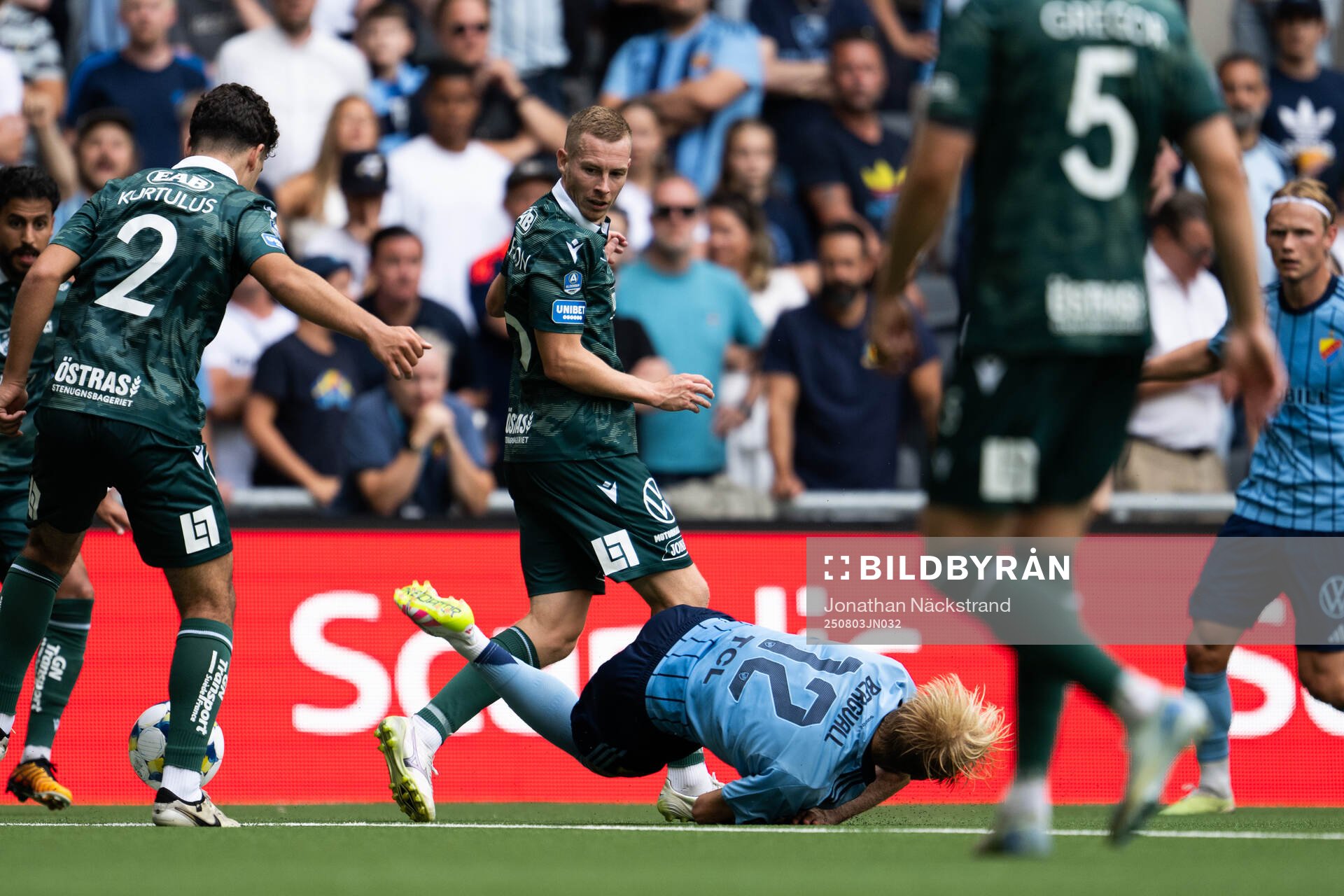 Djurgårdens Theo Bergvall och Halmstads Gisli Eyjolfsson