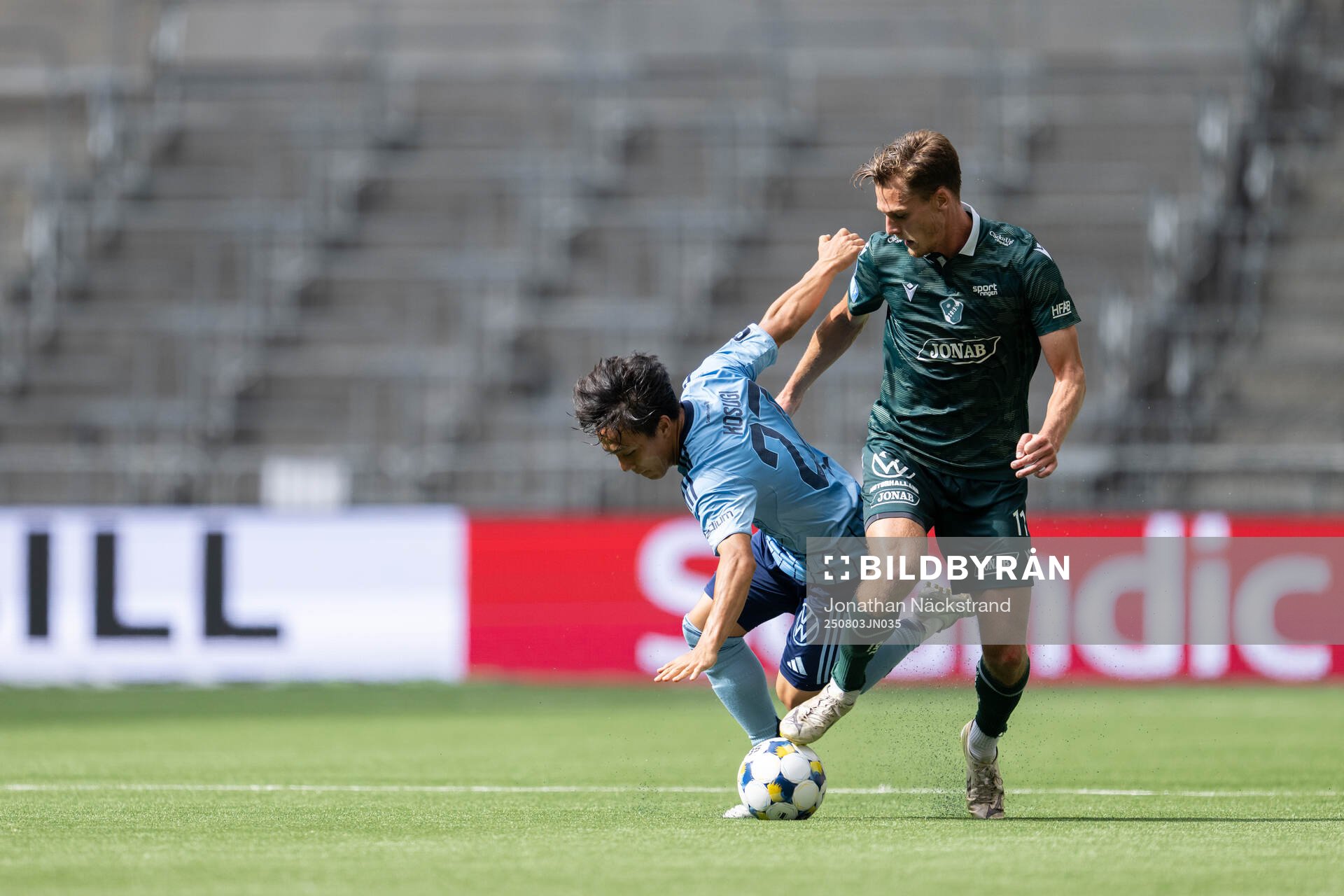Djurgårdens Keita Kosugi och Halmstads Villiam Granath