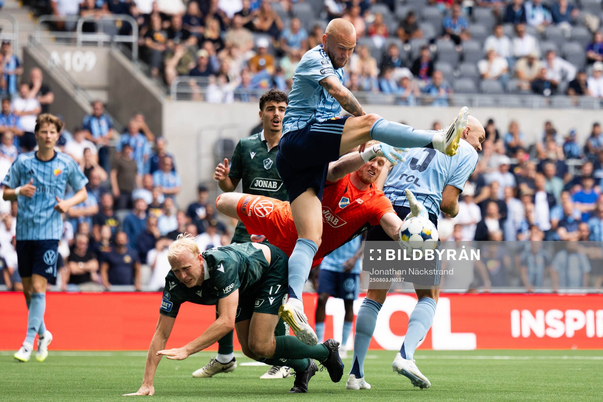 Halmstads målvakt Tim Erlandsson och Djurgårdens Adam