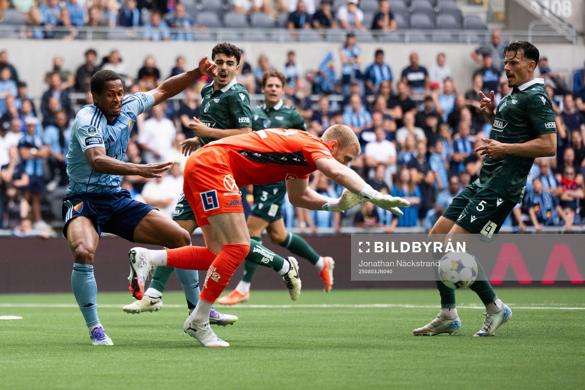 Djurgårdens Zakaria Sawo och Halmstads målvakt Tim