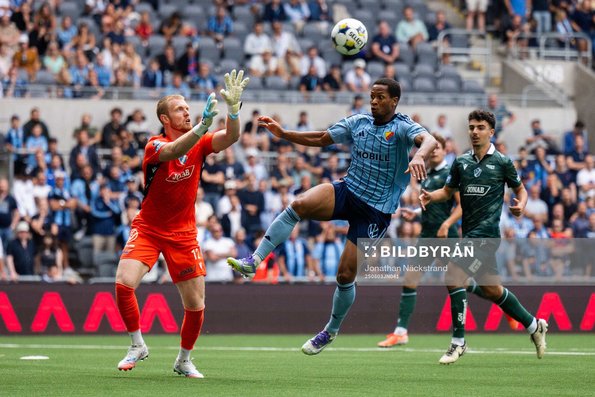 Djurgårdens Zakaria Sawo och Halmstads målvakt Tim
