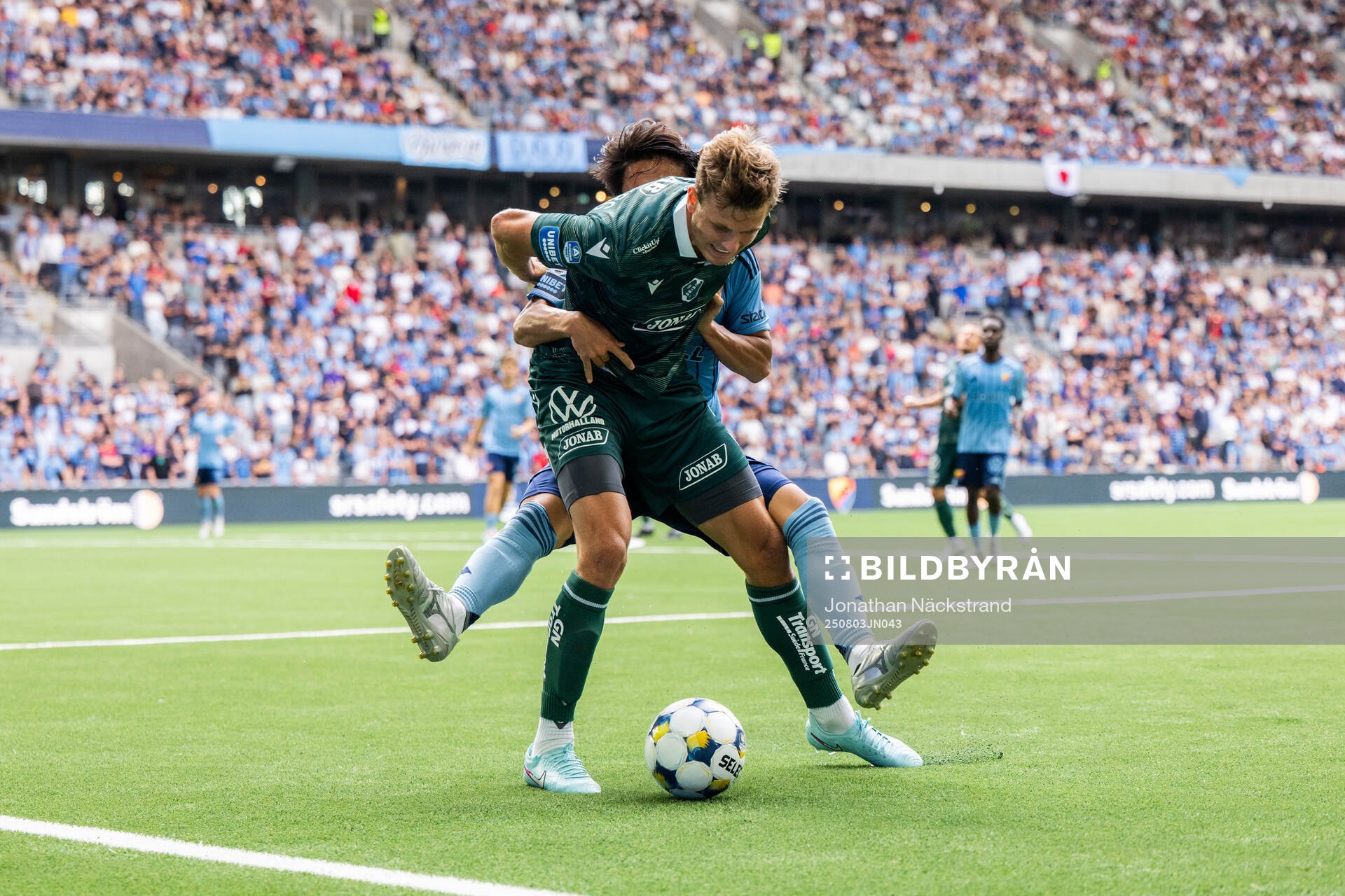 Halmstads Filip Schyberg och Djurgårdens Keita Kosugi