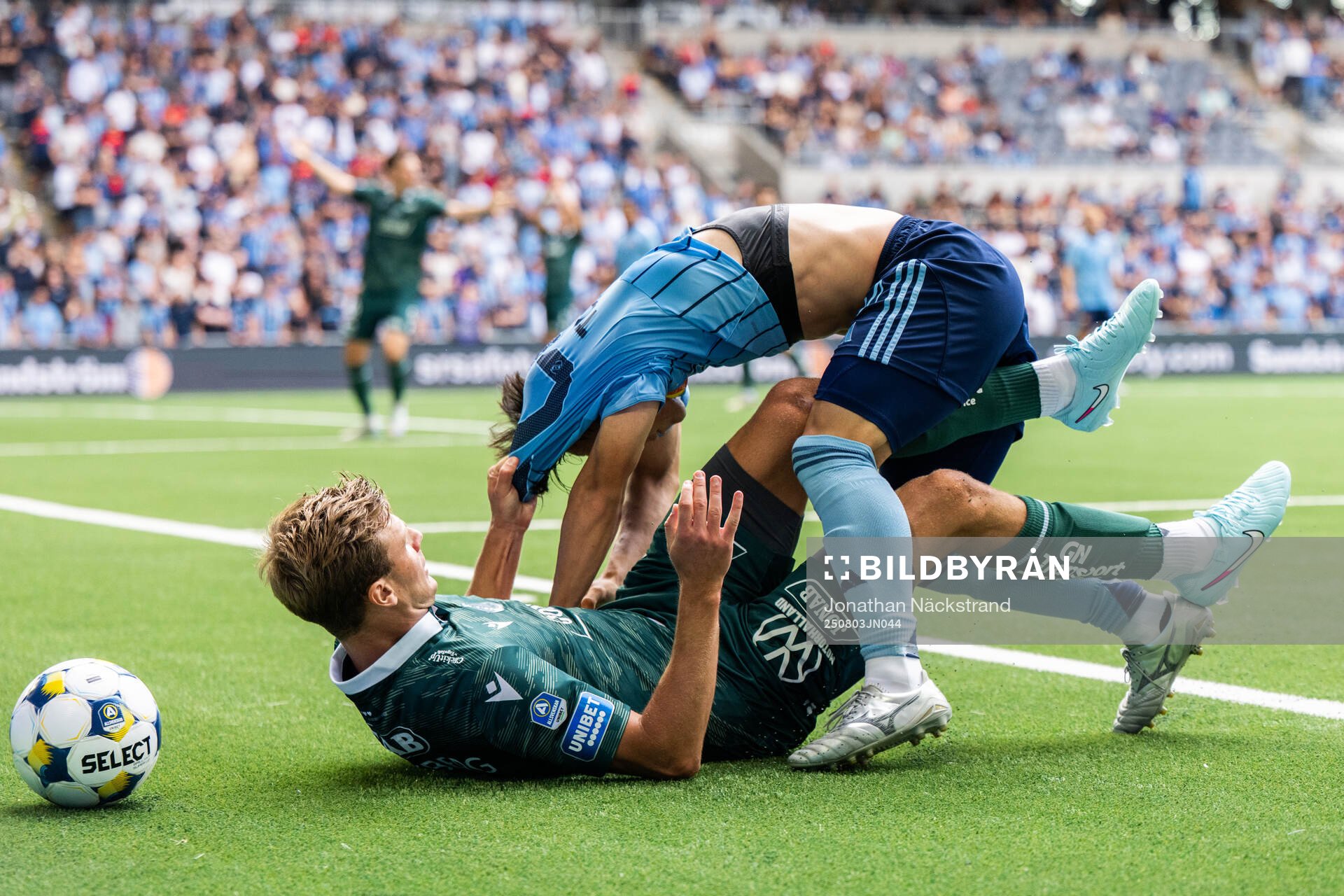 Halmstads Filip Schyberg och Djurgårdens Keita Kosugi