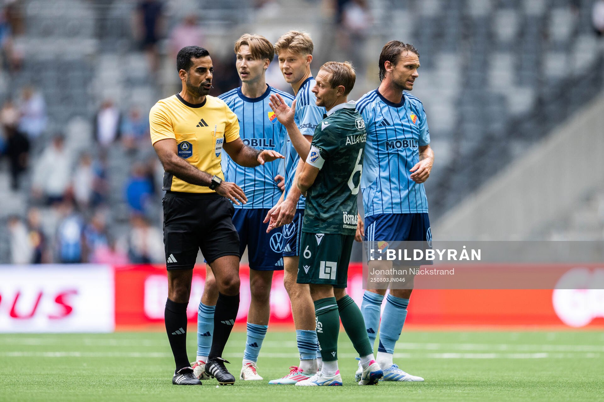 Halmstads Joel Allansson diskuterar med domaren