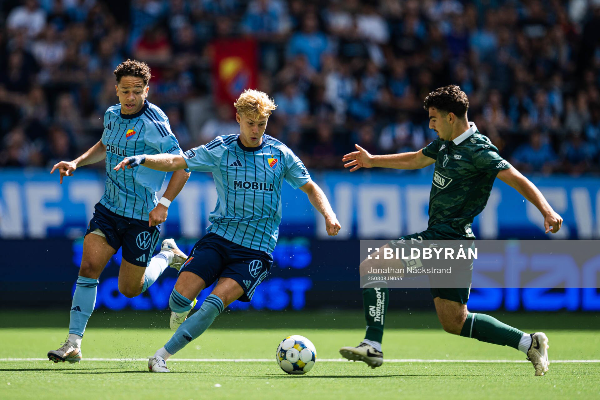 Djurgårdens Theo Bergvall och Halmstads Bleon Kurtulus