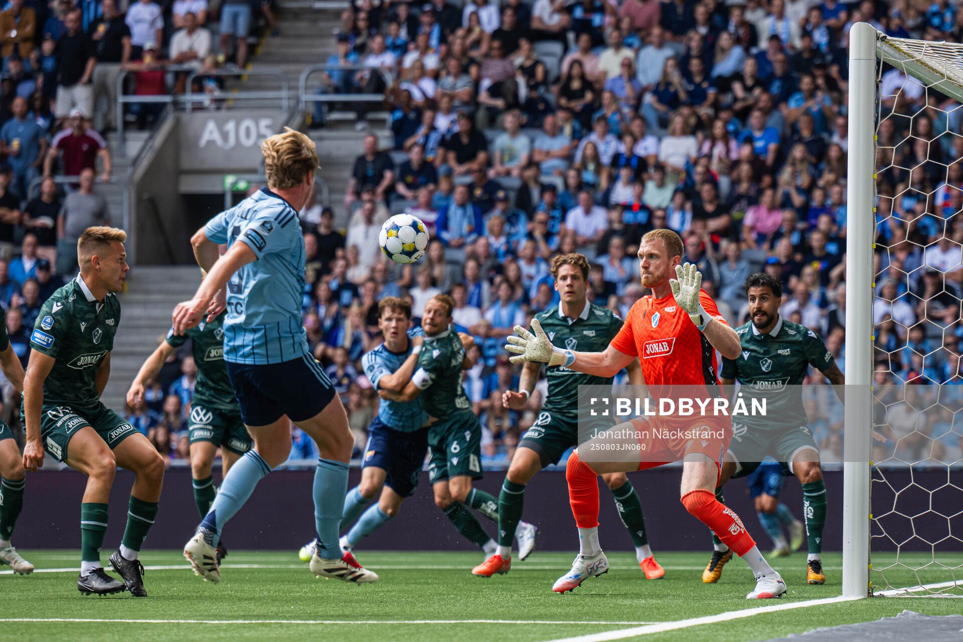 Djurgårdens Rasmus Schuller och Halmstads målvakt Tim