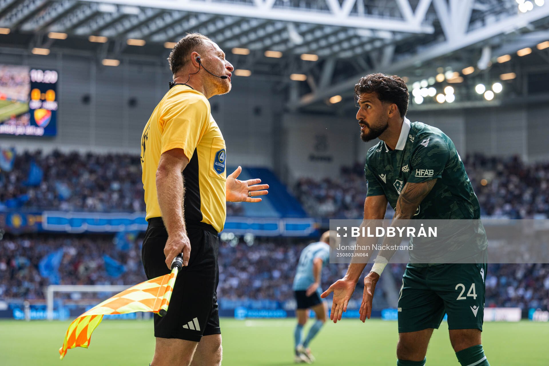 Assisterande domare Mehmet Culum och Halmstads Rami Kaib