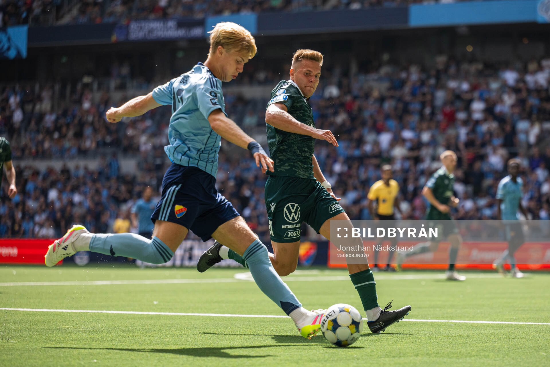 Djurgårdens Theo Bergvall och Halmstads Niilo Mäenpää