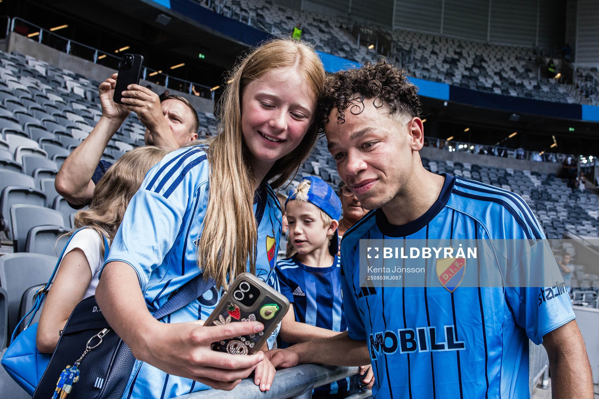 Djurgårdens Mikael Anderson med supportrar