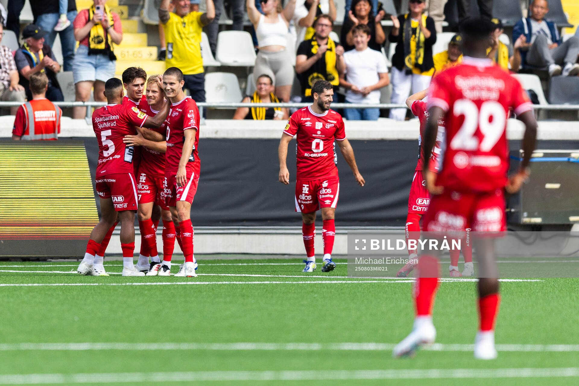 Spelare ur Elfsborg jublar