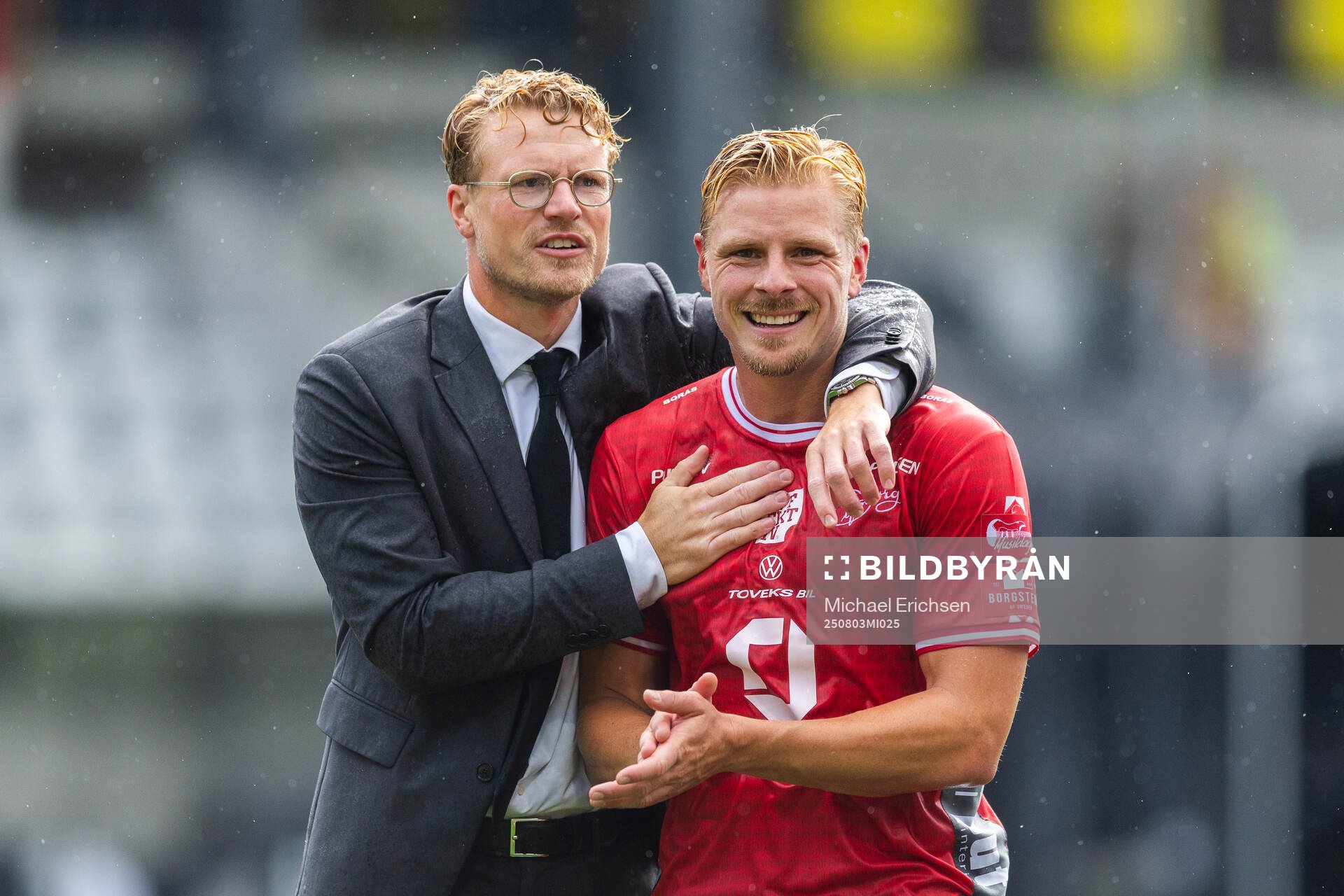 Elfsborgs tränare Oscar Hiljemark och Per Frick jublar