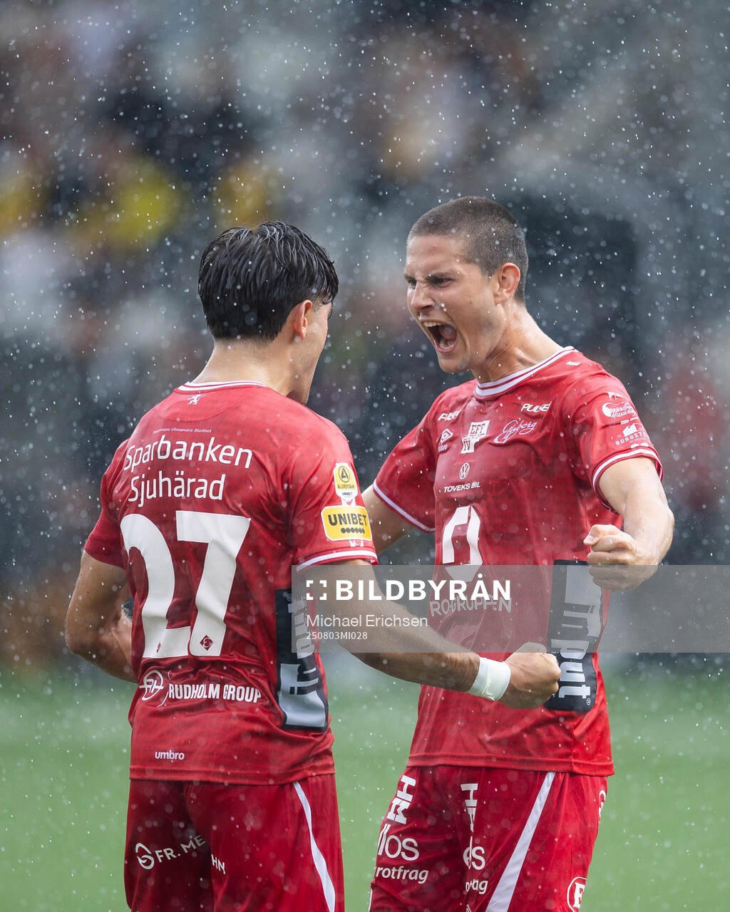 Elfsborgs Besfort Zeneli och Rasmus Wikström jublar