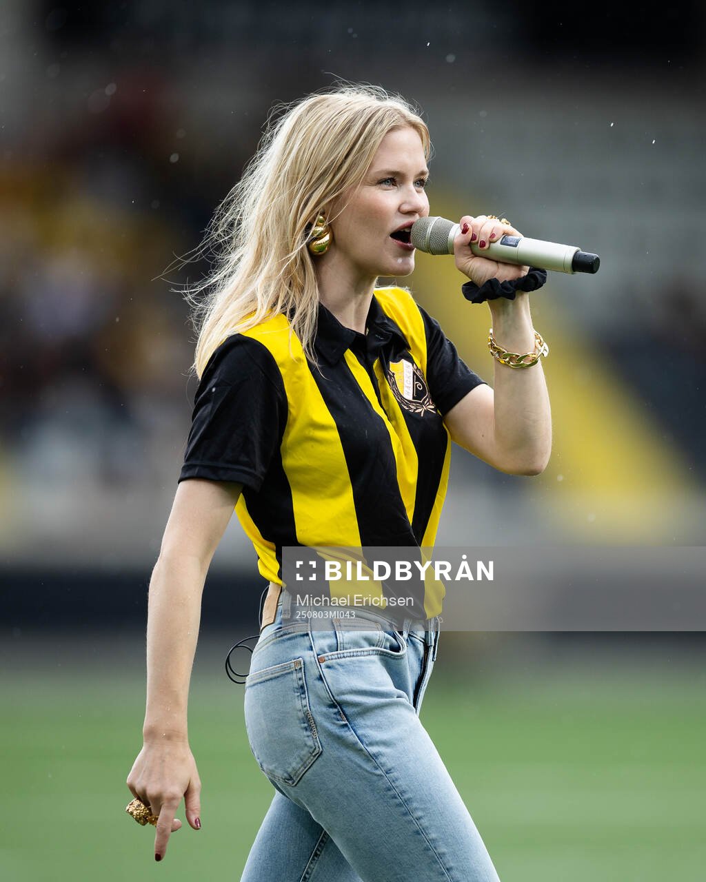 Artisten Ida Redig uppträder