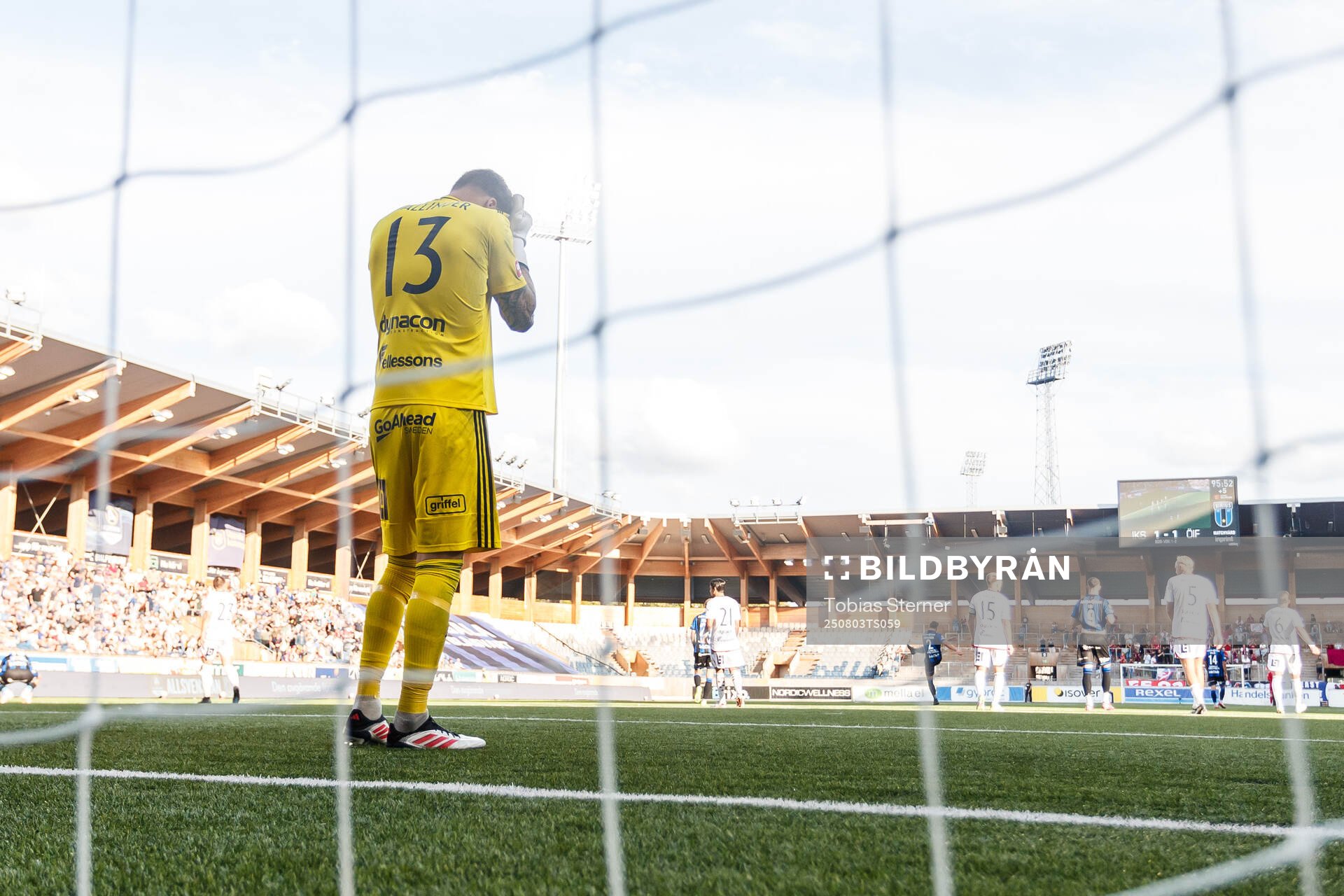 Östers målvakt Robin Wallinder deppar