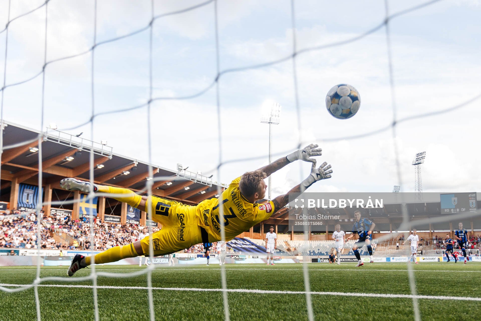 Östers målvakt Robin Wallinder släpper in 1-0 av Sirius