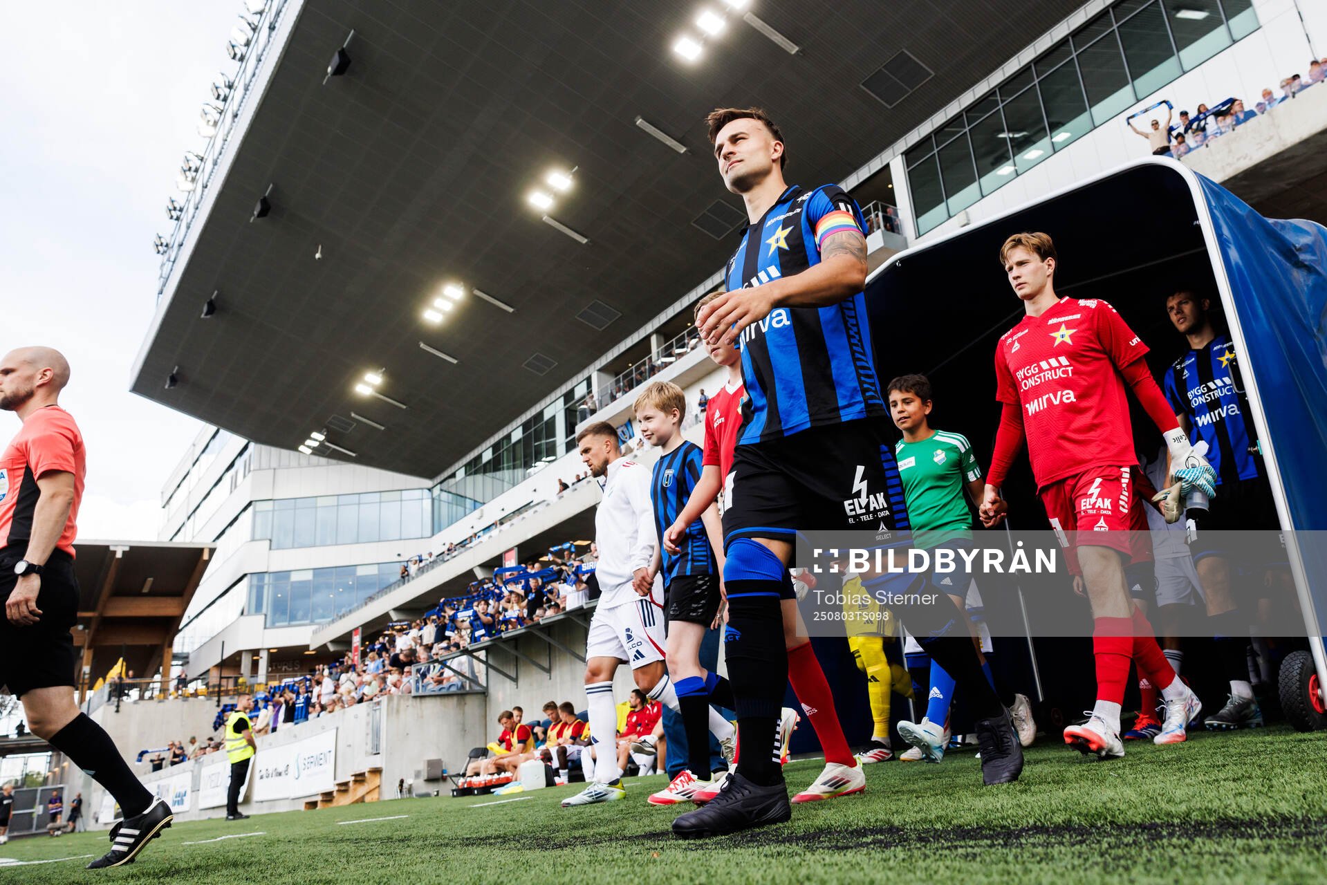 Sirius Henrik Rönnlöf Castegren och målvakt David Celic