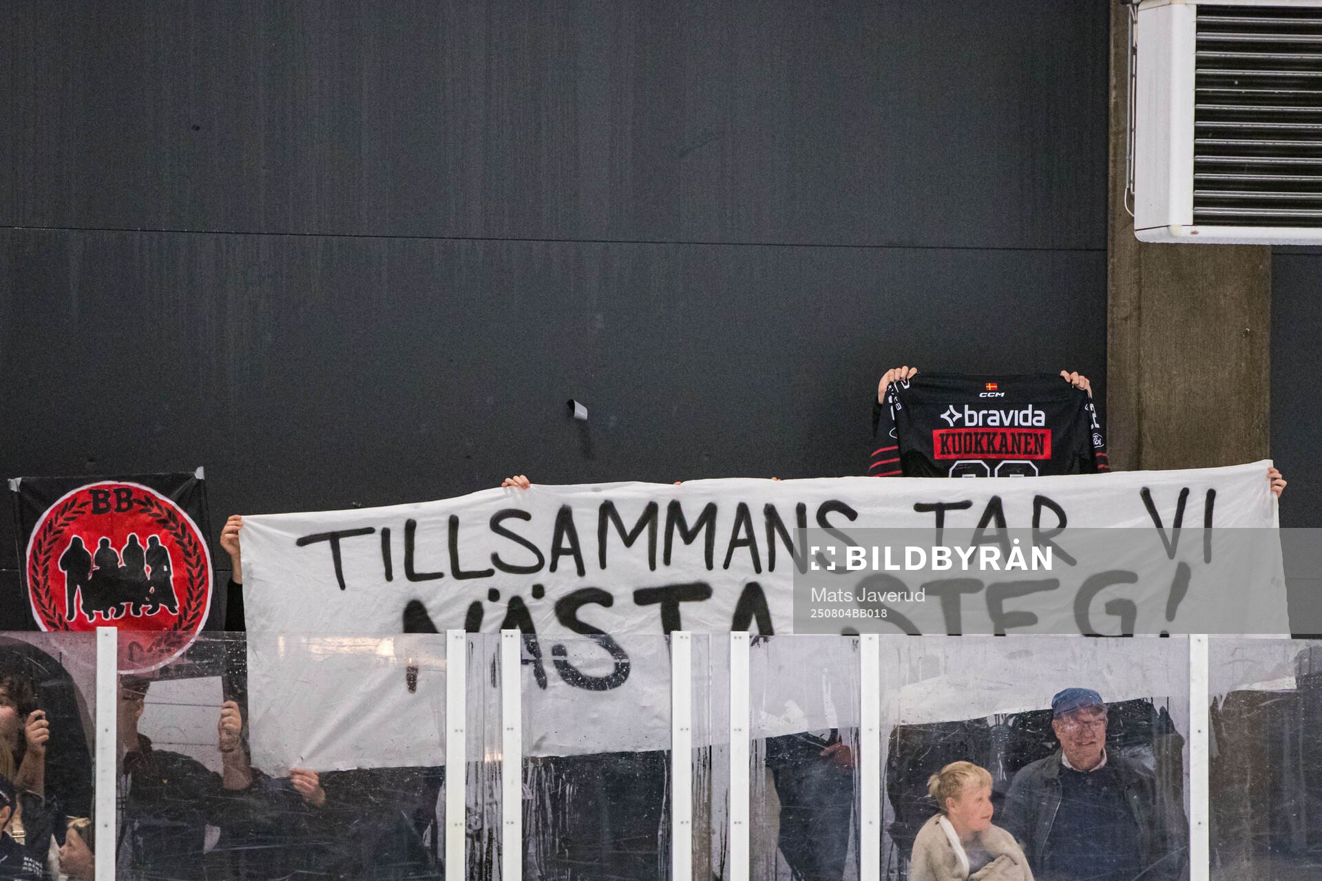 Malmö Redhawks supportrarunder en träning med Malmö