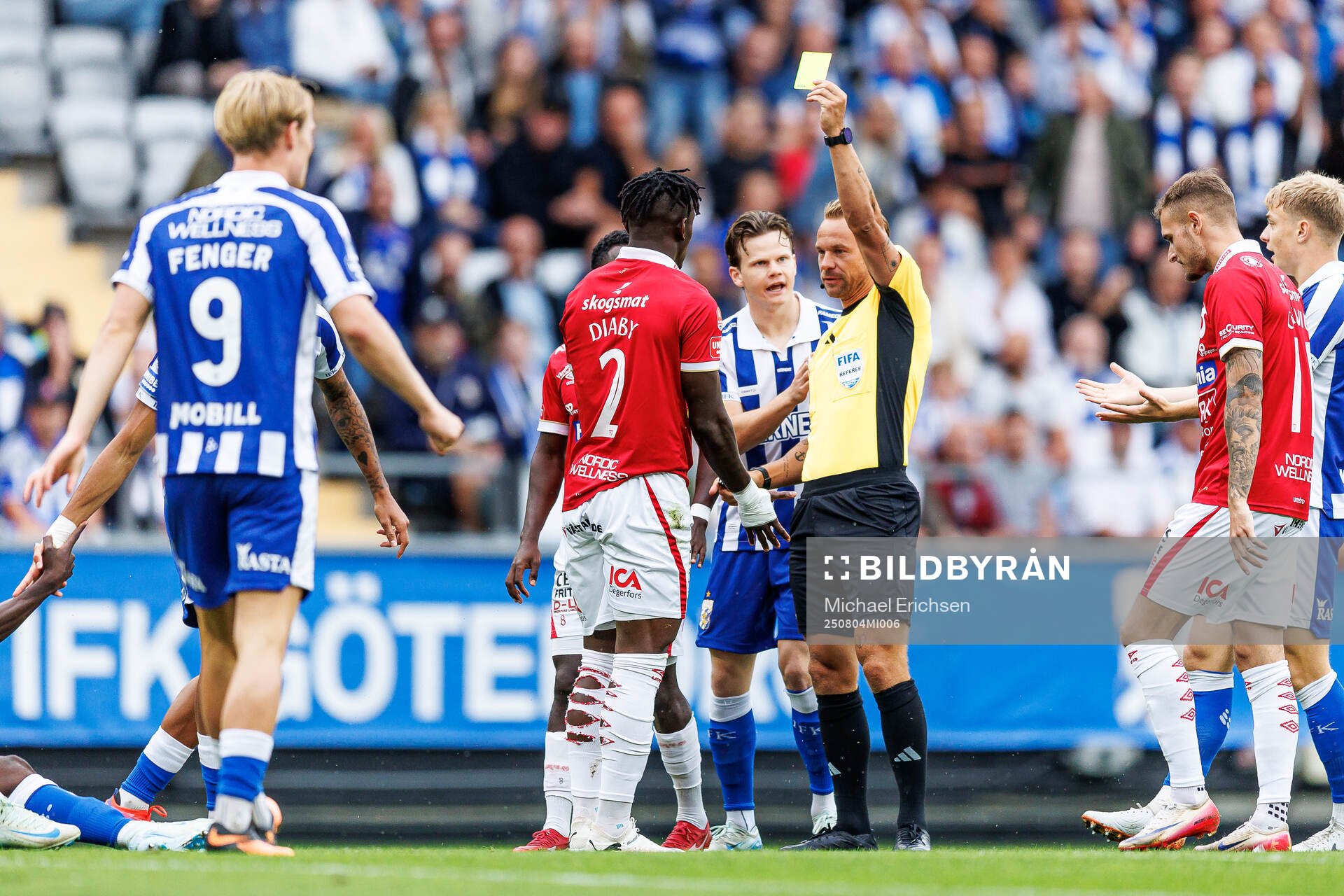 Degerfors Mamadouba Diaby tilldelas ett gult kort av domare