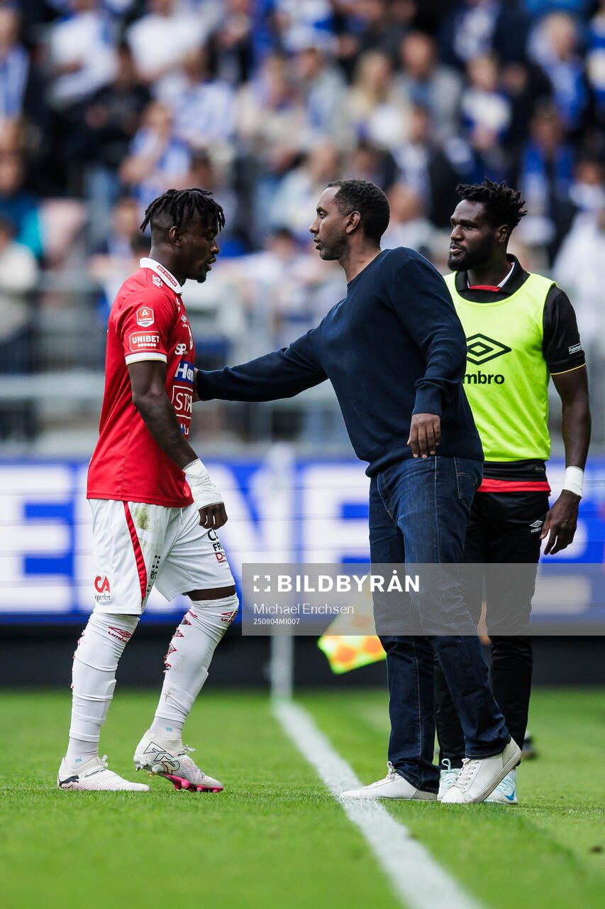 Degerfors Mamadouba Diaby tar i hand med tränare Henok