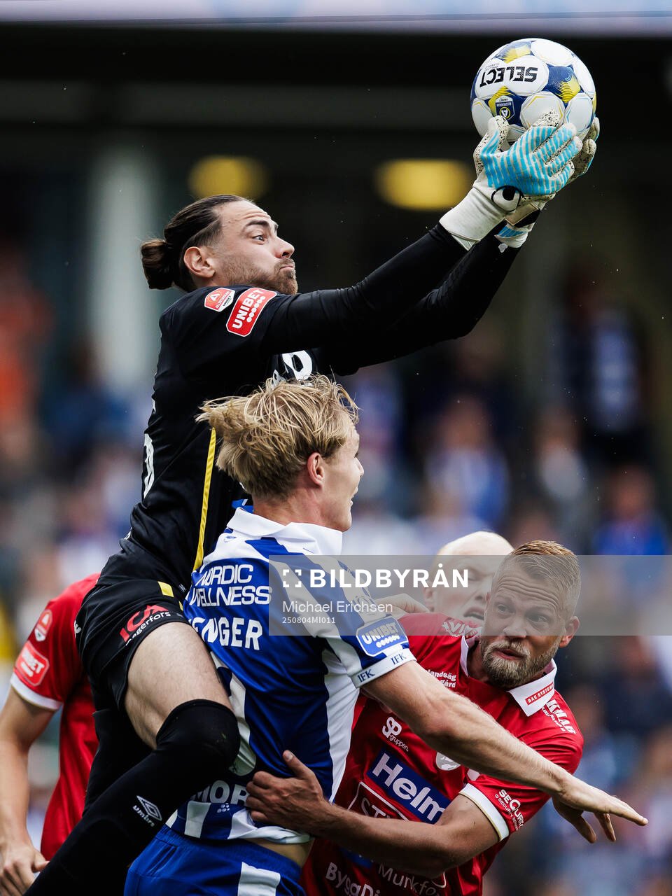 Degerfors Matvei Igonen och IFK Göteborgs Max Fenger