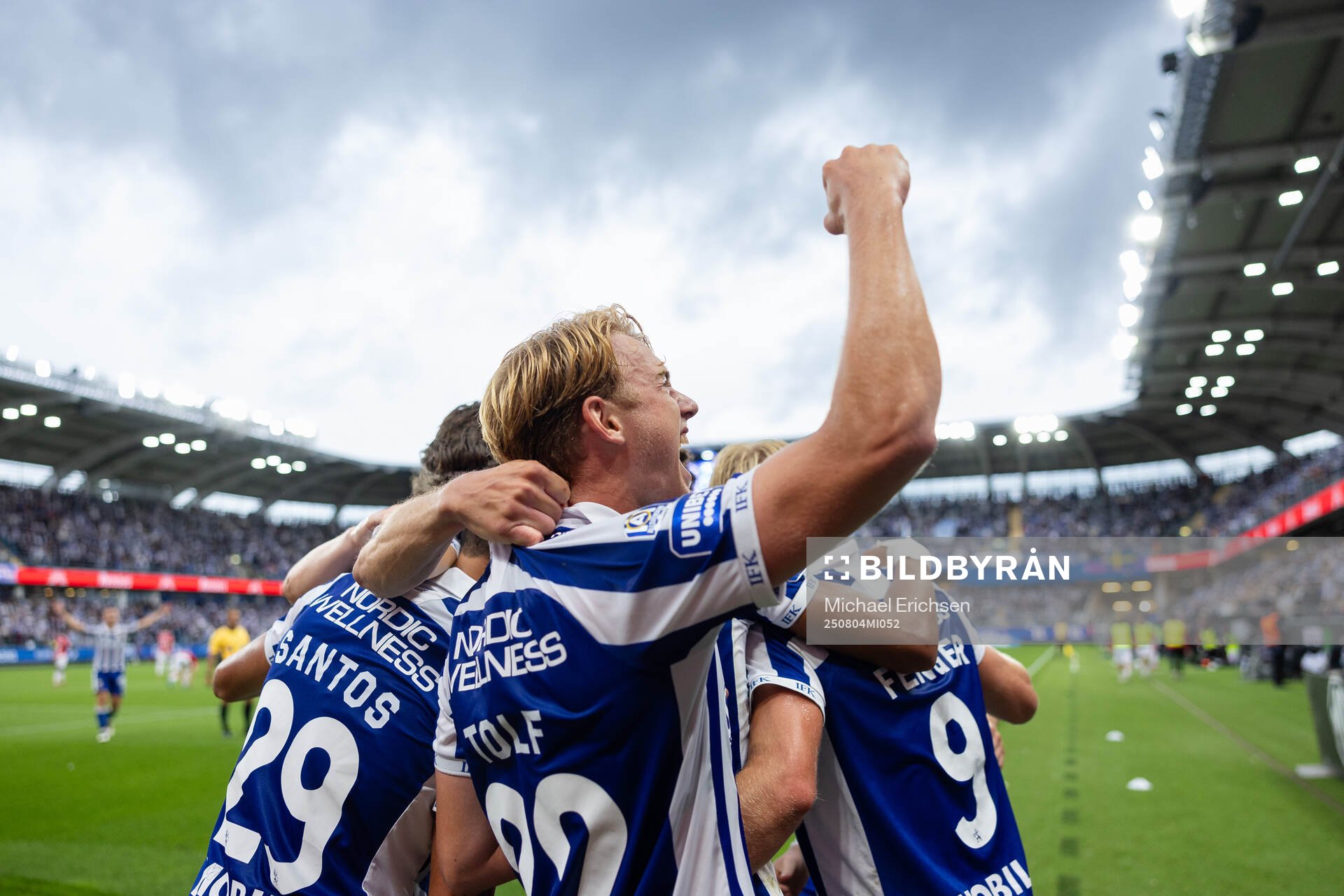 IFK Göteborgs Noah Tolf jublar ihop med Max Fenger