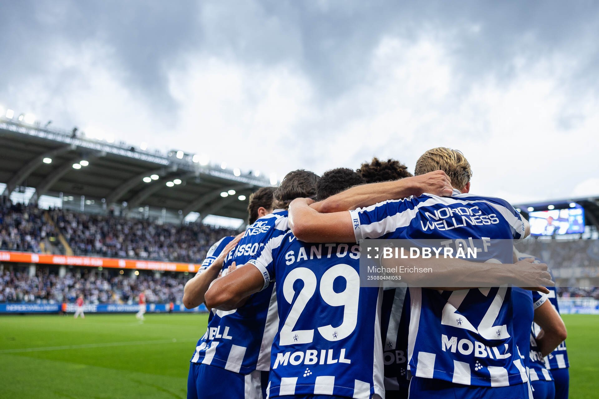 IFK Göteborgs Max Fenger jublar med lagkamrater