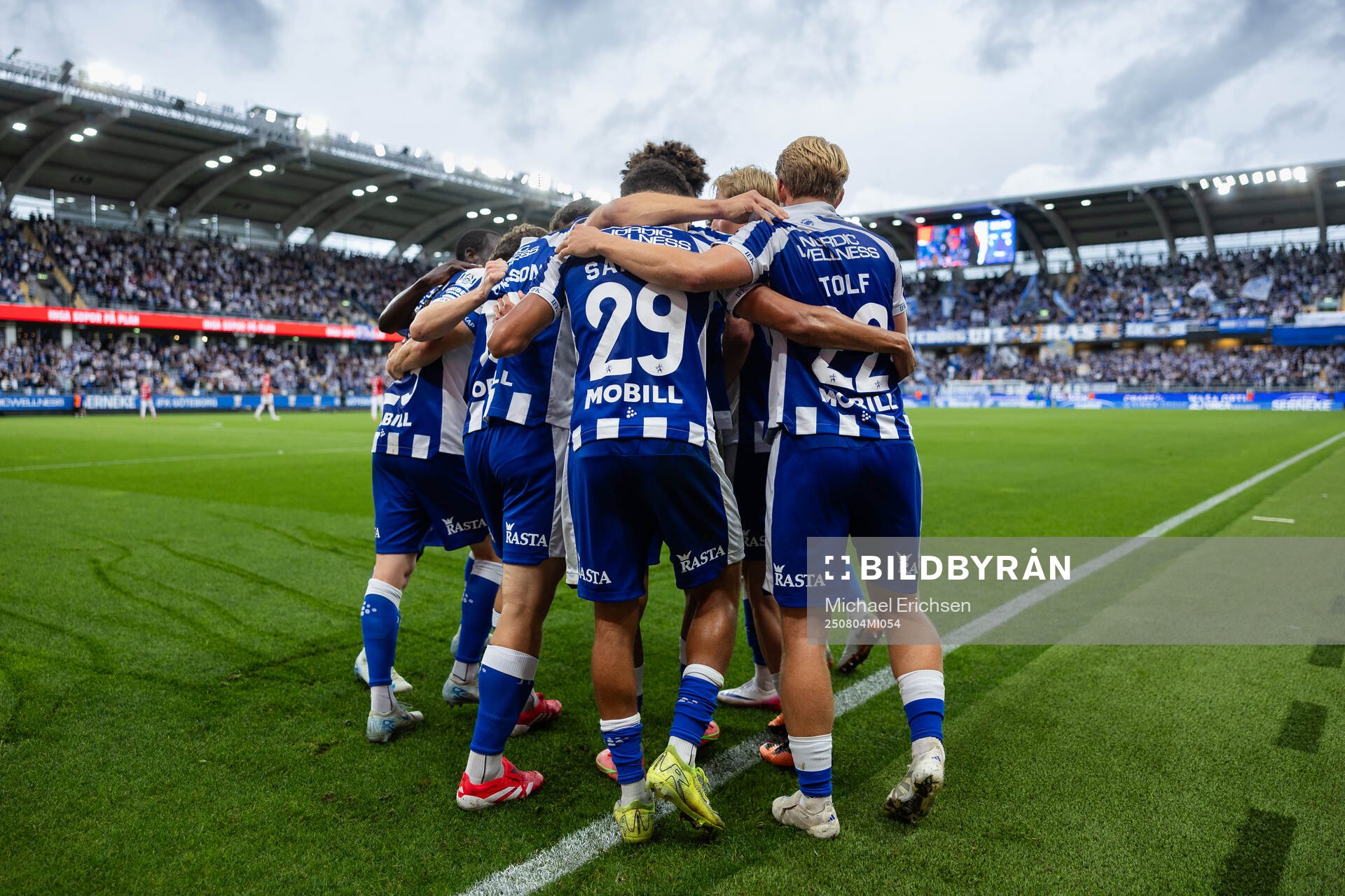 IFK Göteborgs Max Fenger jublar med lagkamrater