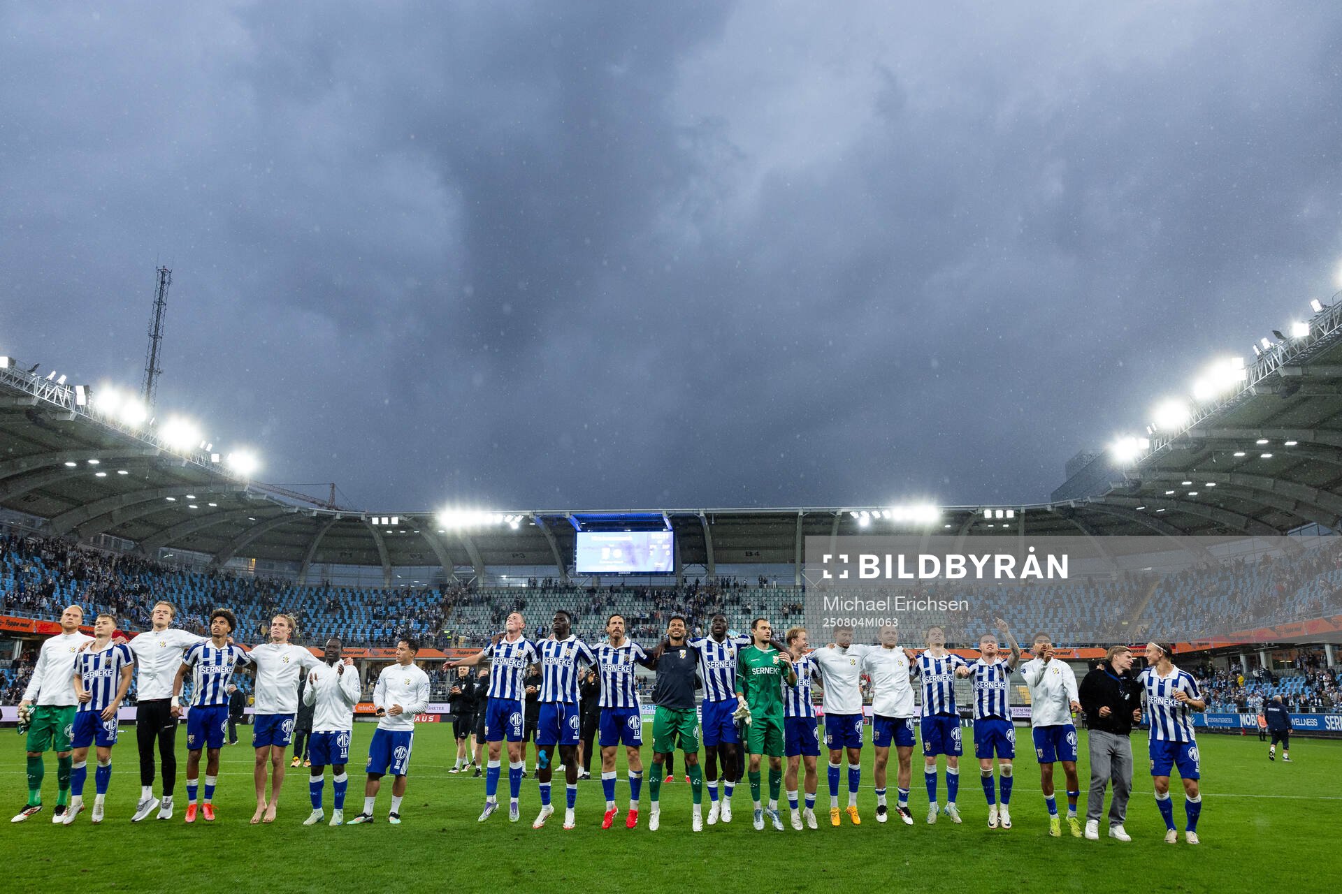 IFK Göteborgs spelare jublar framför klacken