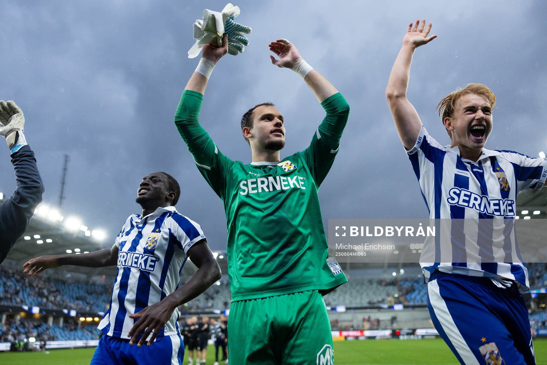IFK Göteborgs Imam Jagne, målvakt Elis Bishesari, och