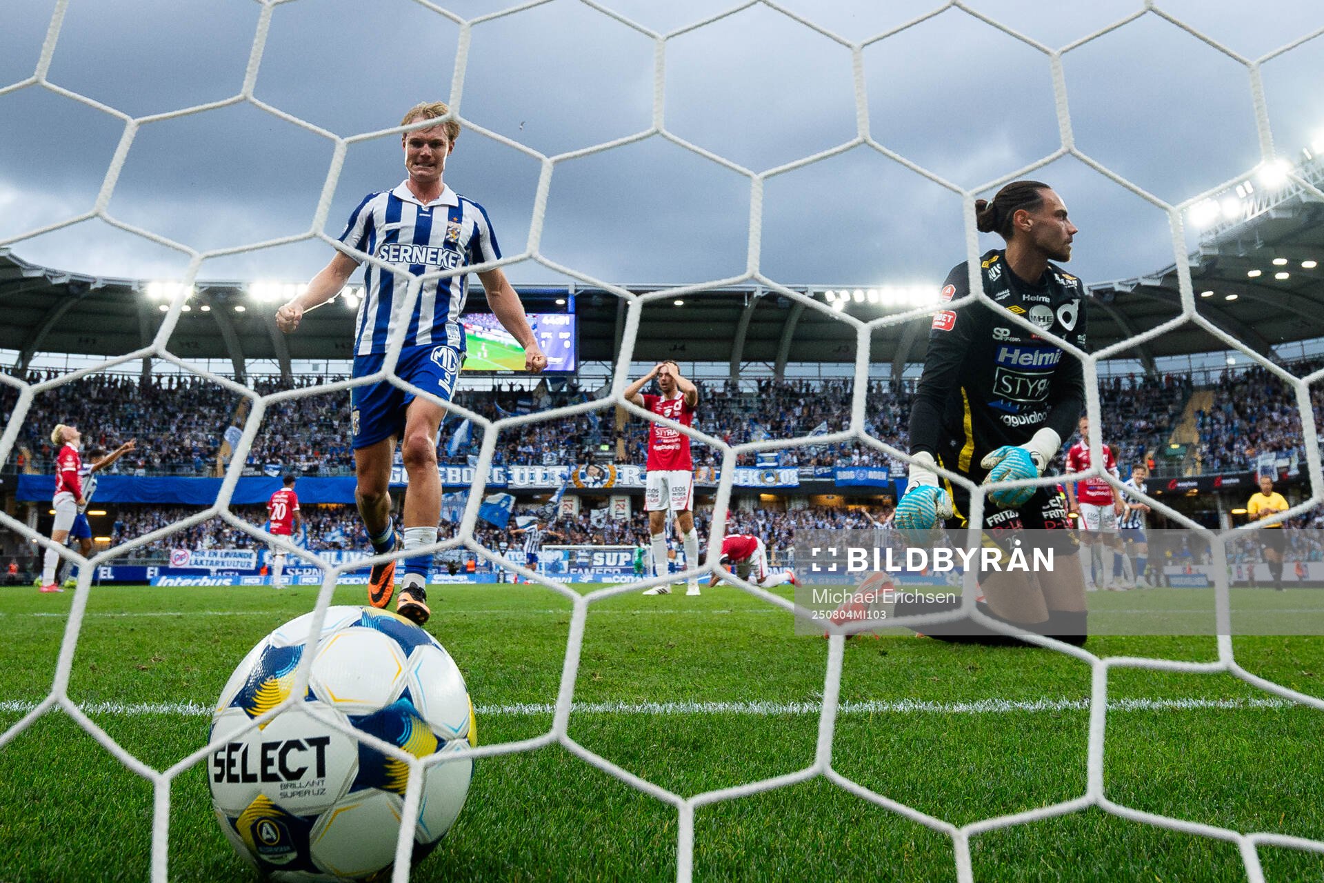 IFK Göteborgs Max Fenger jublar