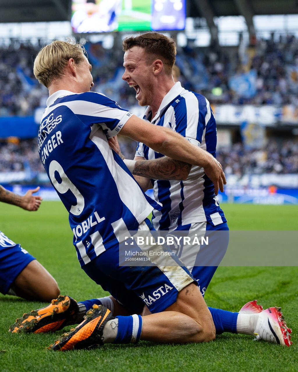 IFK Göteborgs Max Fenger jublar ihop med Tobias Heintz