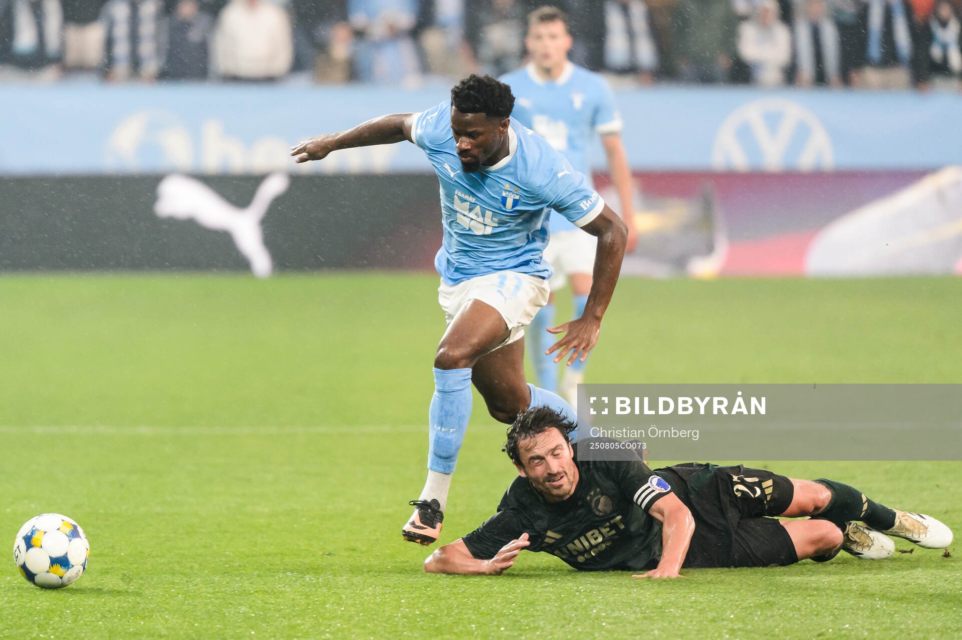 Emmanuel Ekong of Malmö FF and Thomas Delaney of FC