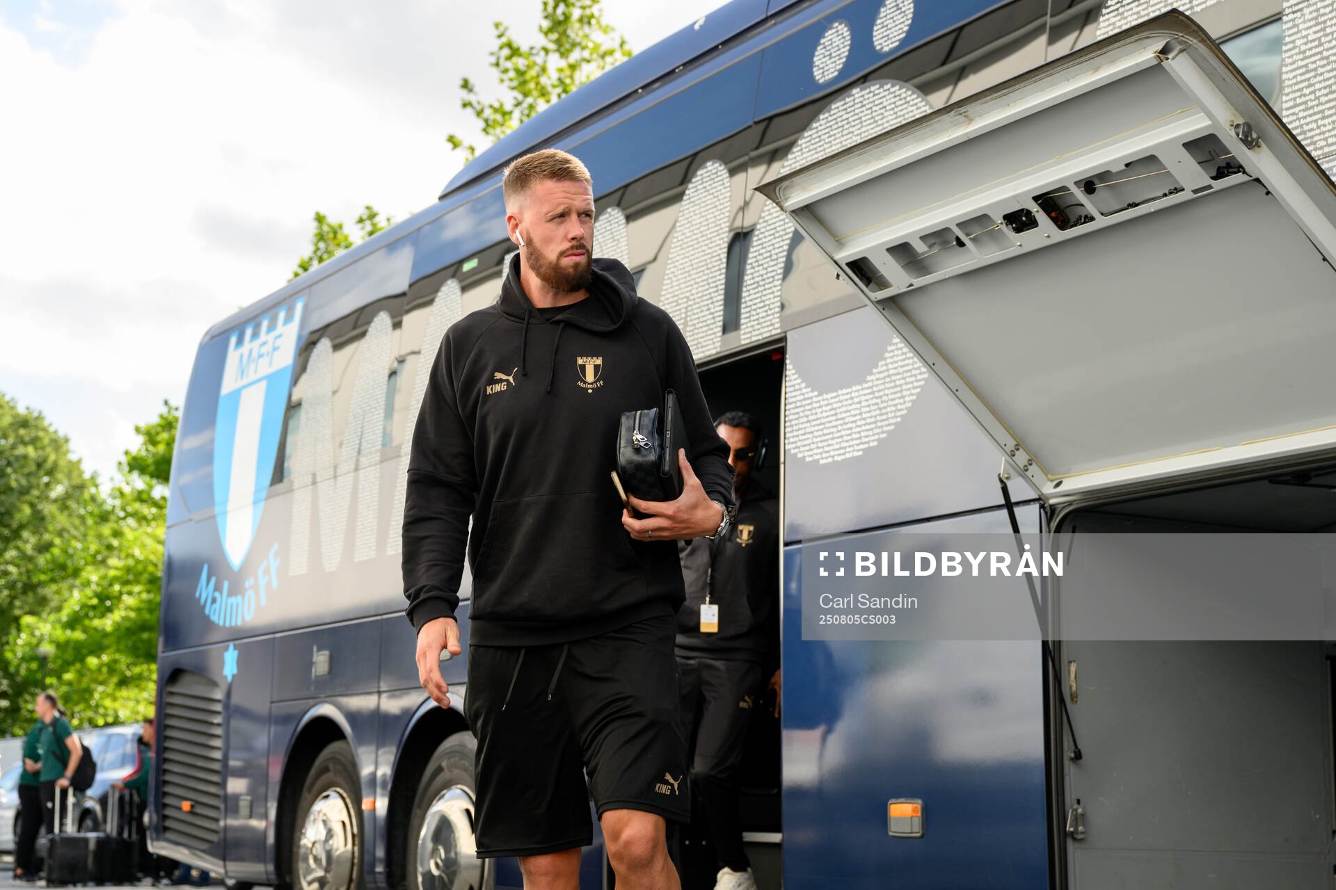 Pontus Jansson of Malmö FF arrives