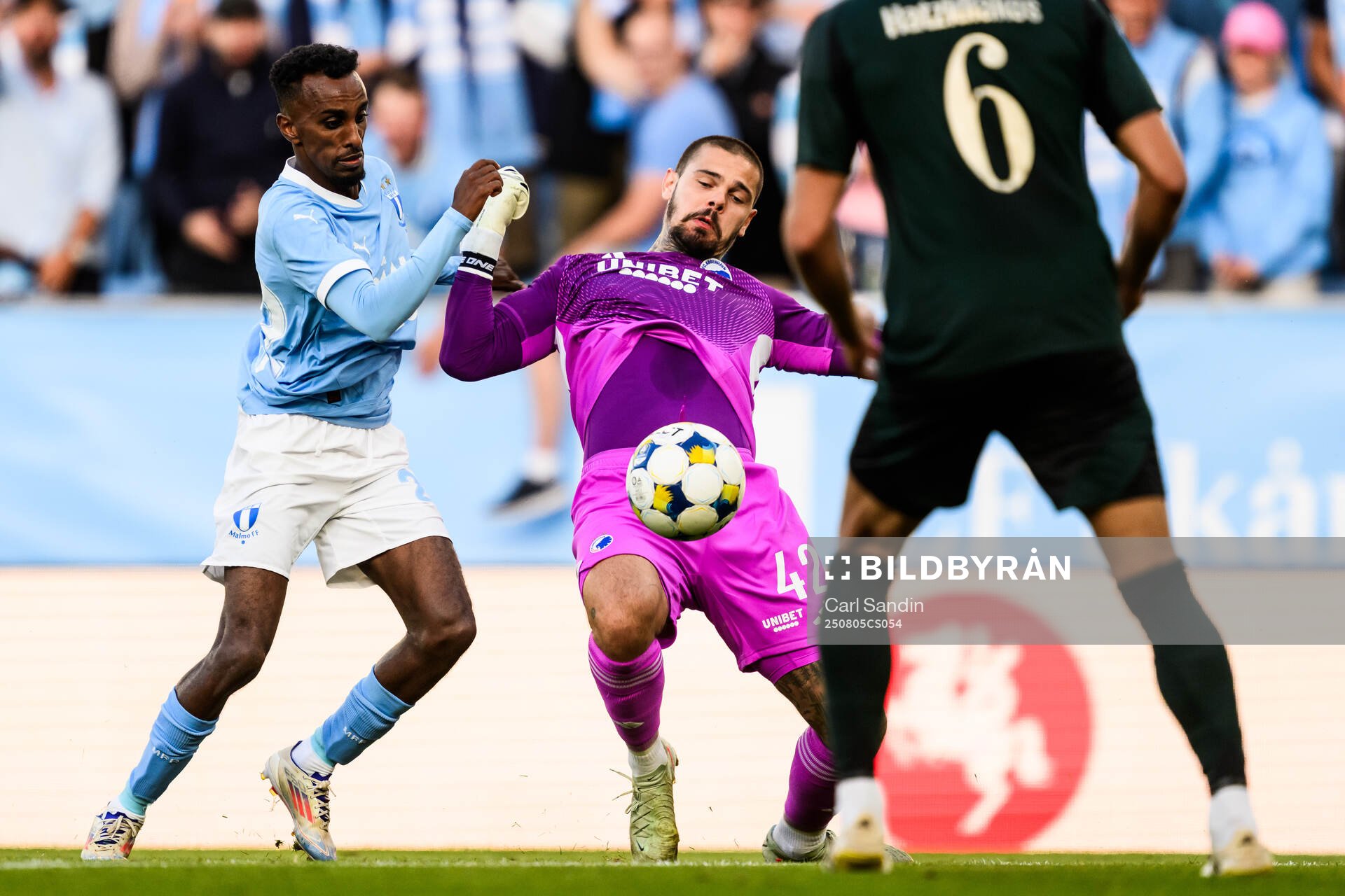 Taha Ali of Malmö FF and goalkeeper Dominik Kotarski of FC