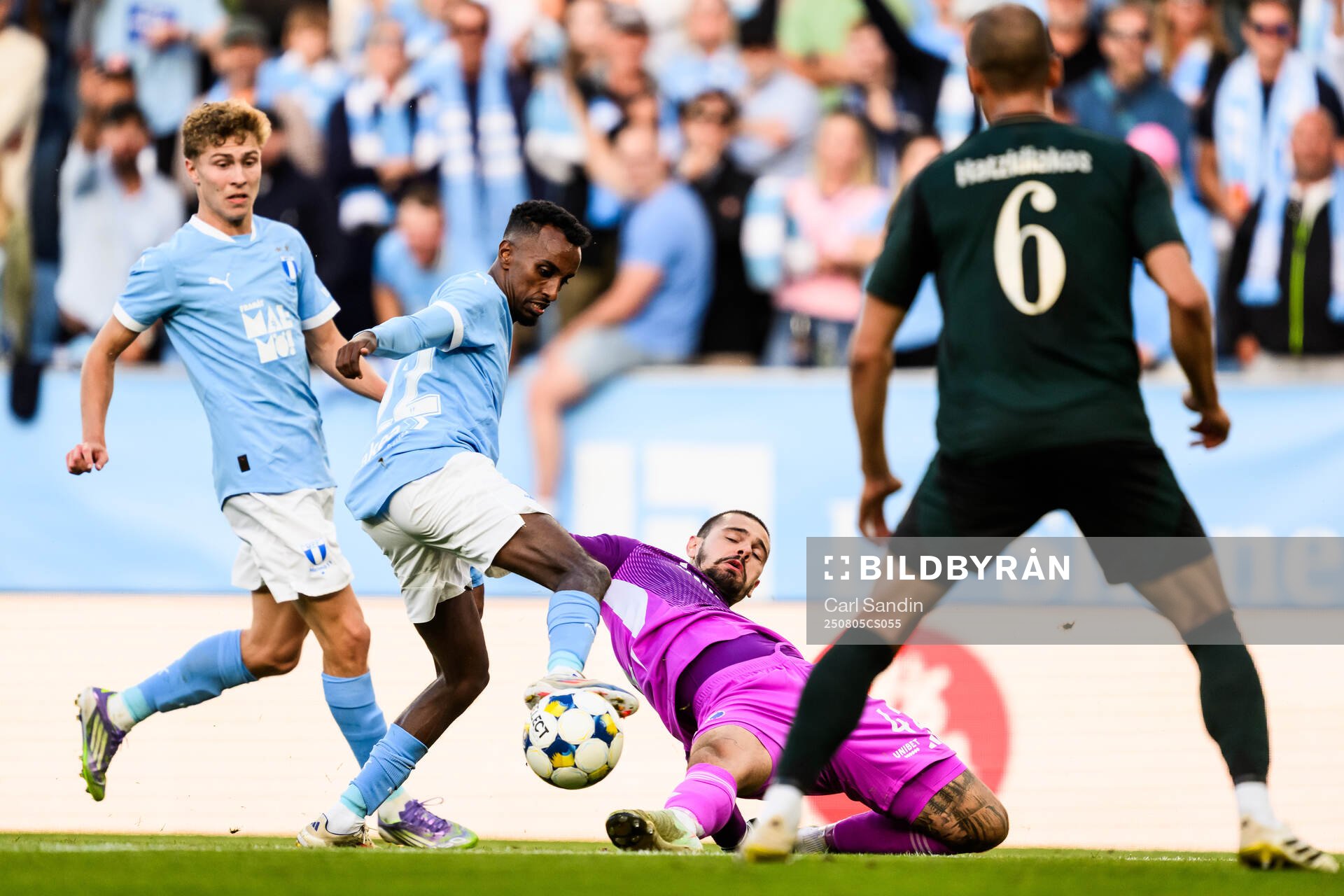 Taha Ali of Malmö FF and goalkeeper Dominik Kotarski of FC