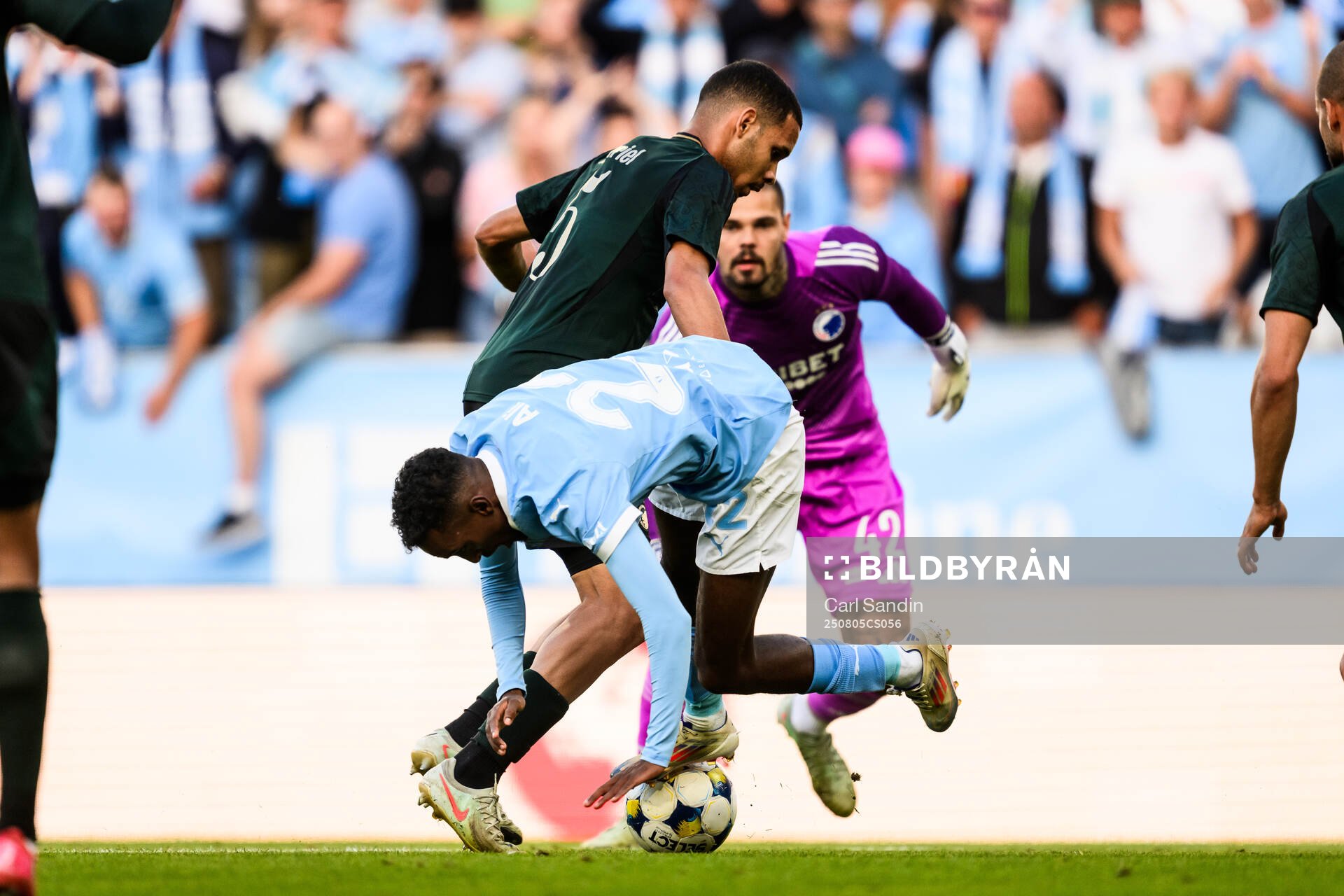 Gabriel Pereira of FC Copenhagen and Taha Ali of Malmö FF