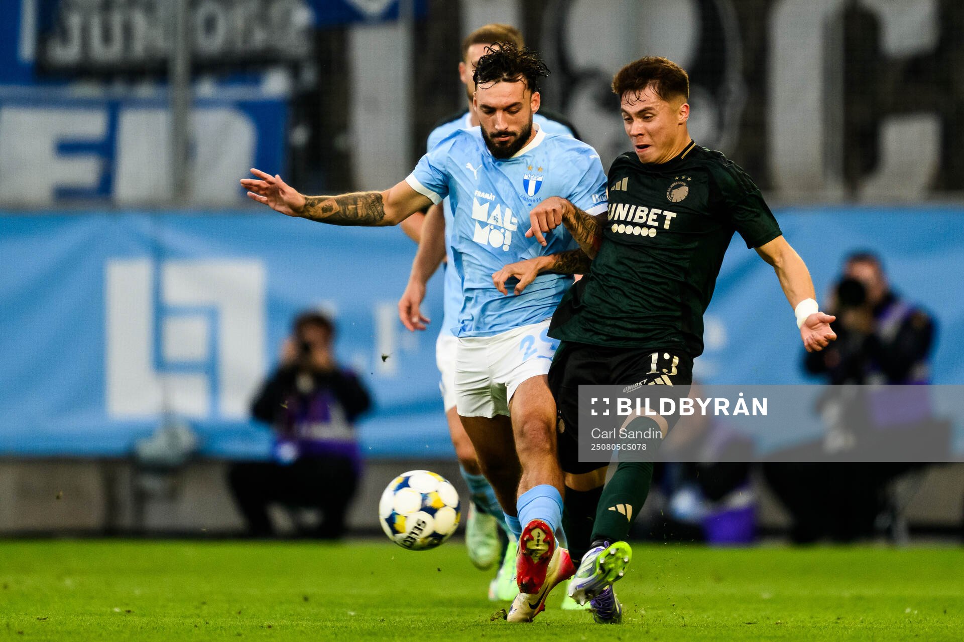 Sead Haksabanovic of Malmö FF and Rodrigo Huescas of FC